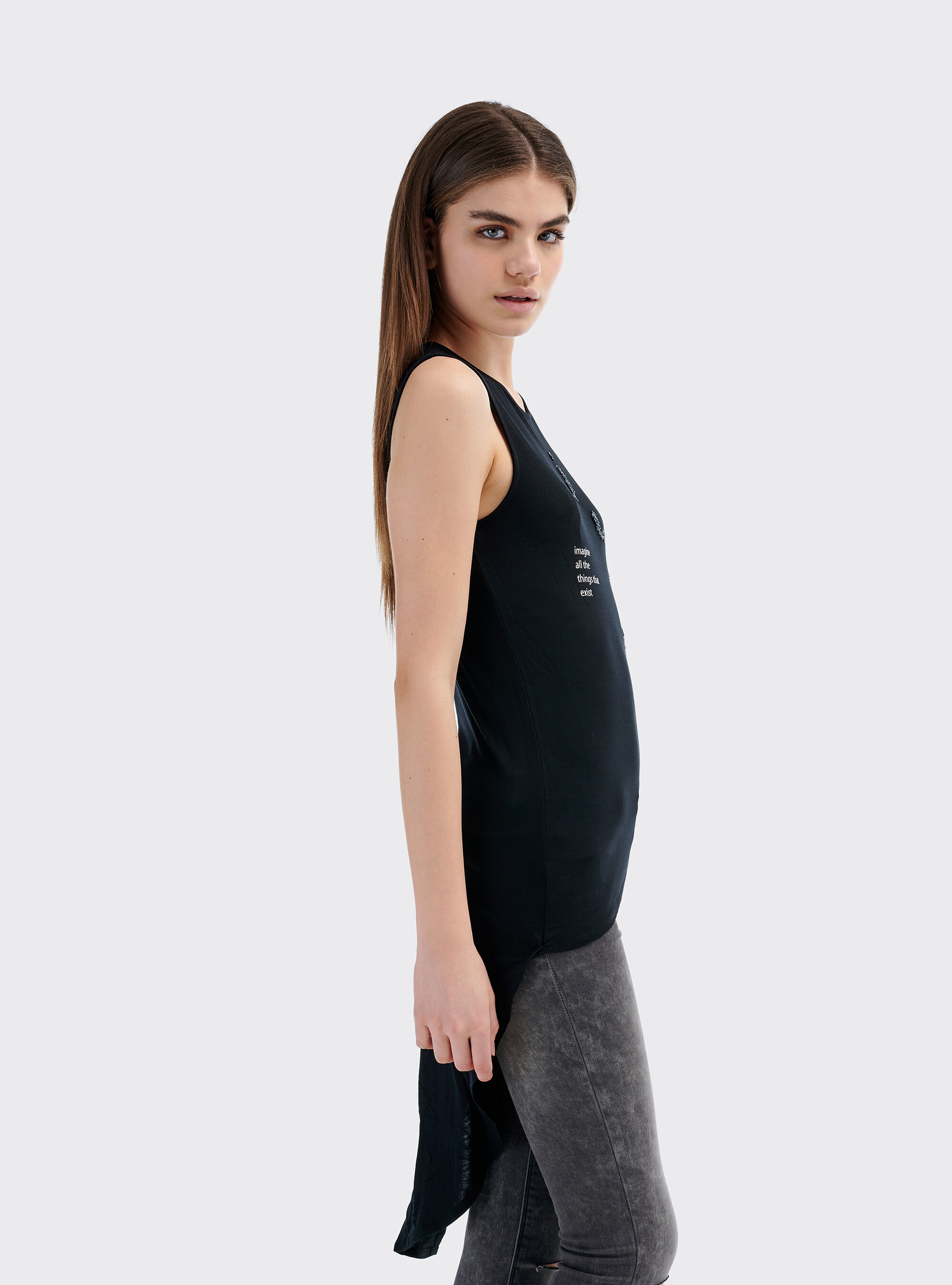 Top asimmetrico con dettagli con brillantini