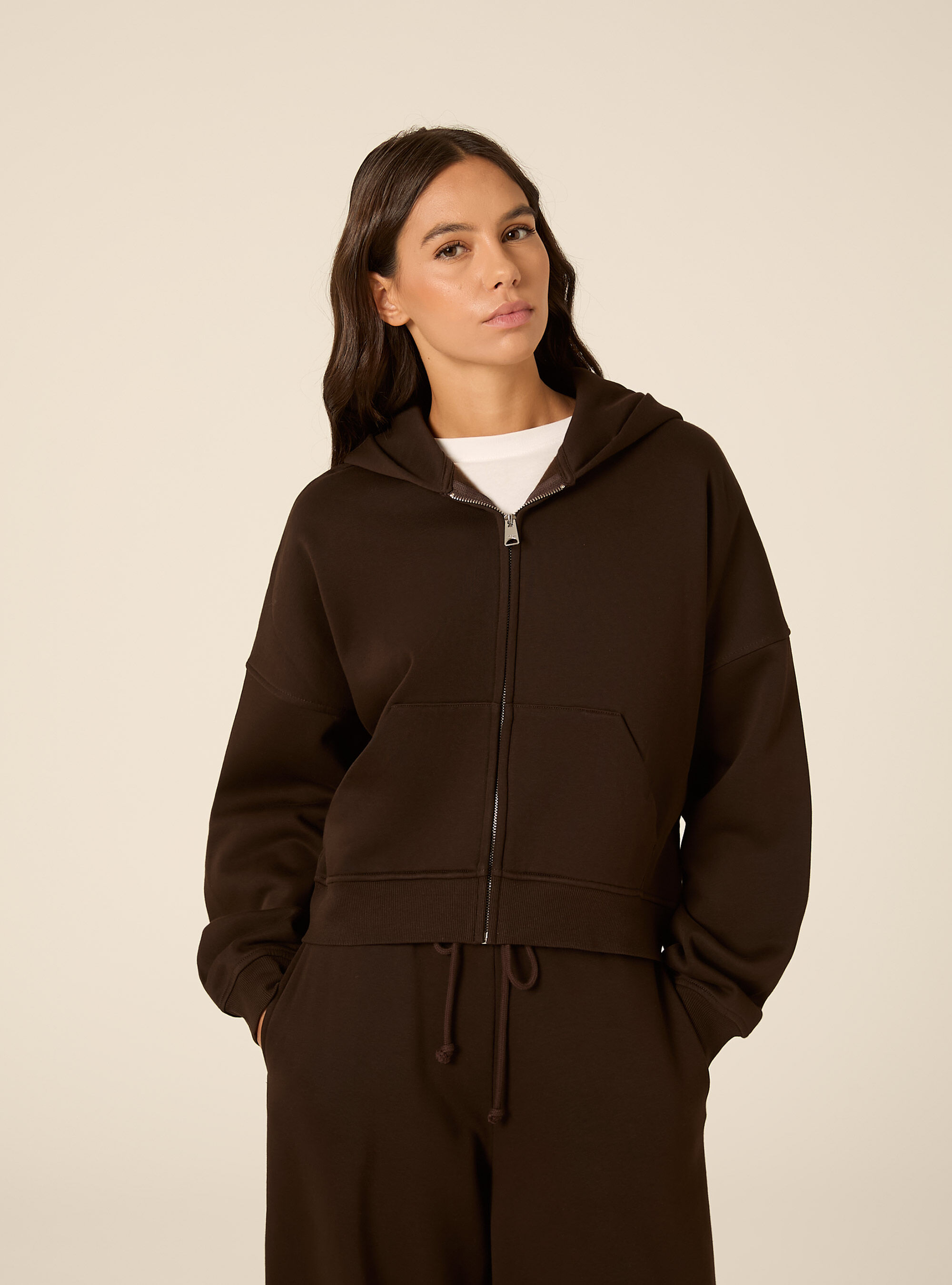 Sudadera corta con capucha y cremallera