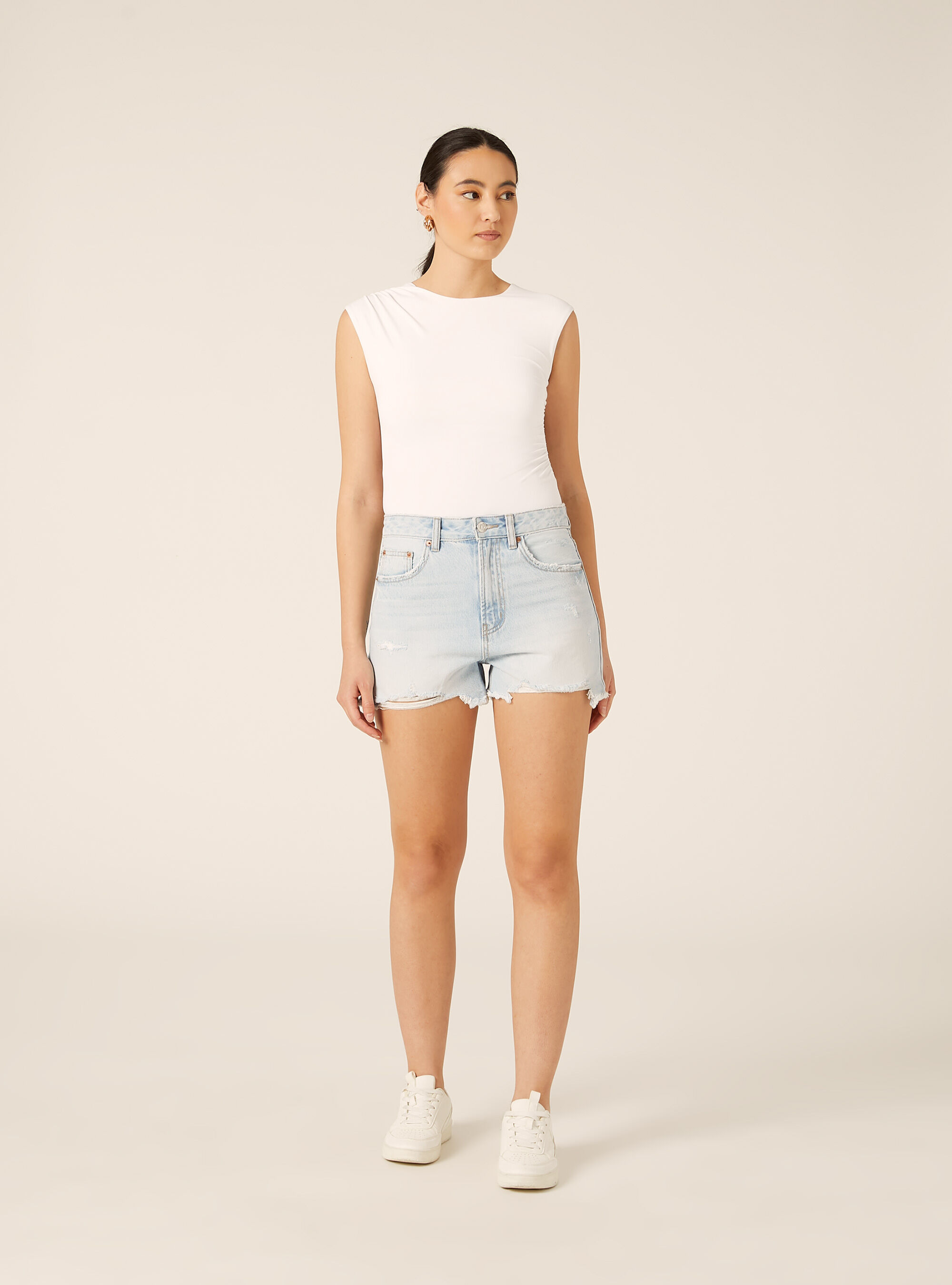 Shorts in denim con rotture