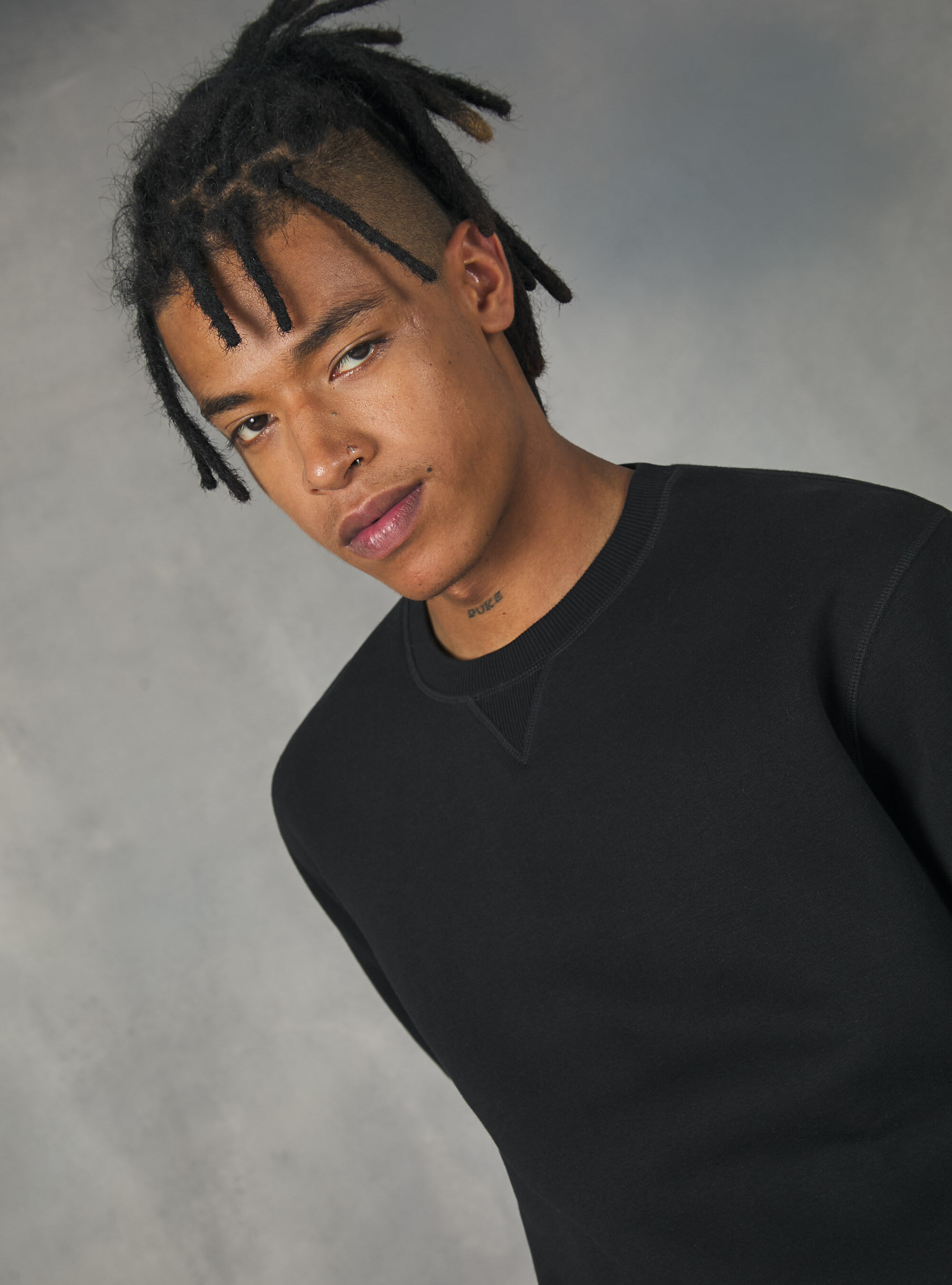 Sudadera de cuello redondo de color liso, BK1 BLACK