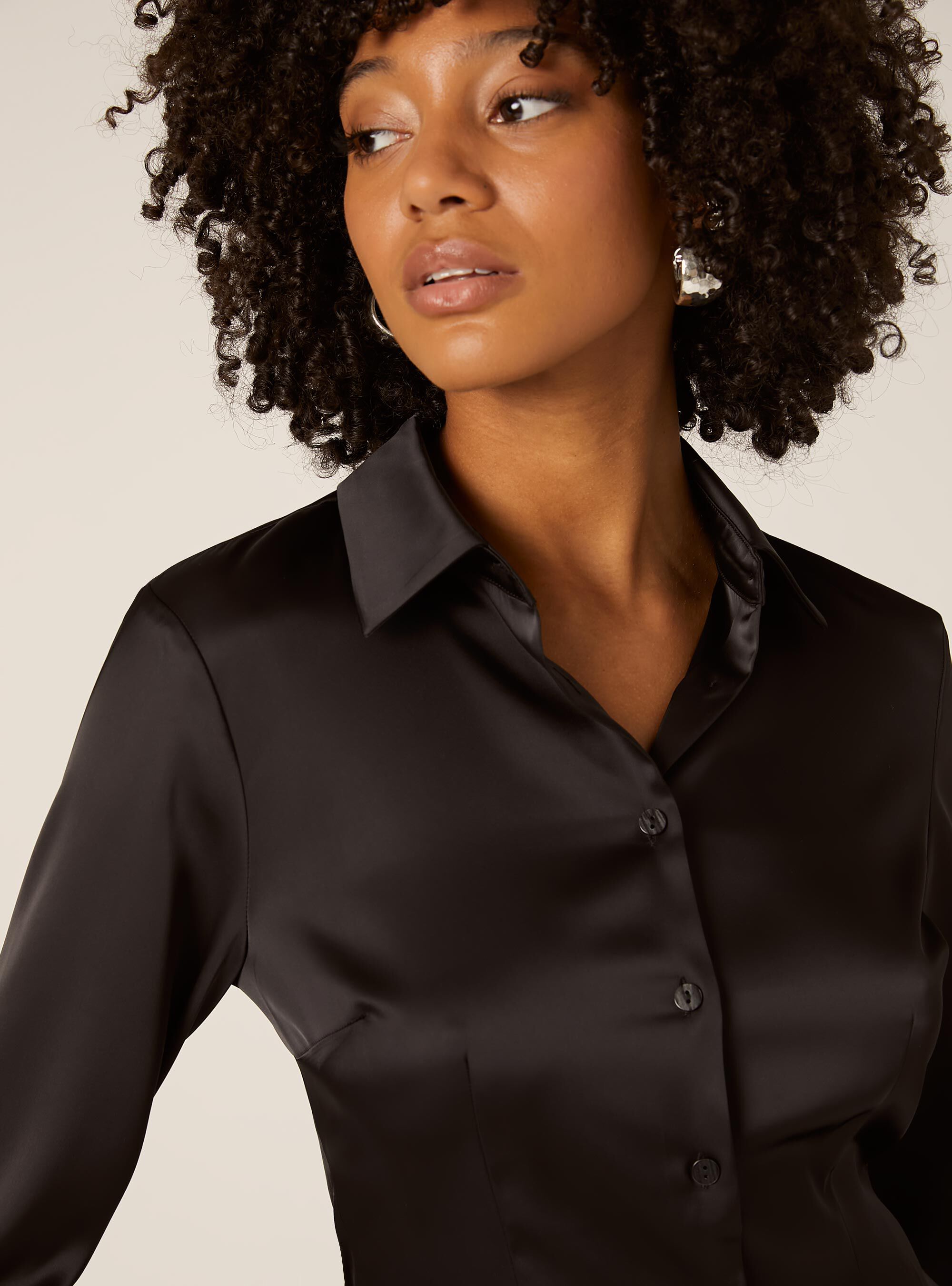 Chemise ajust&eacute;e en satin, BK1 BLACK
