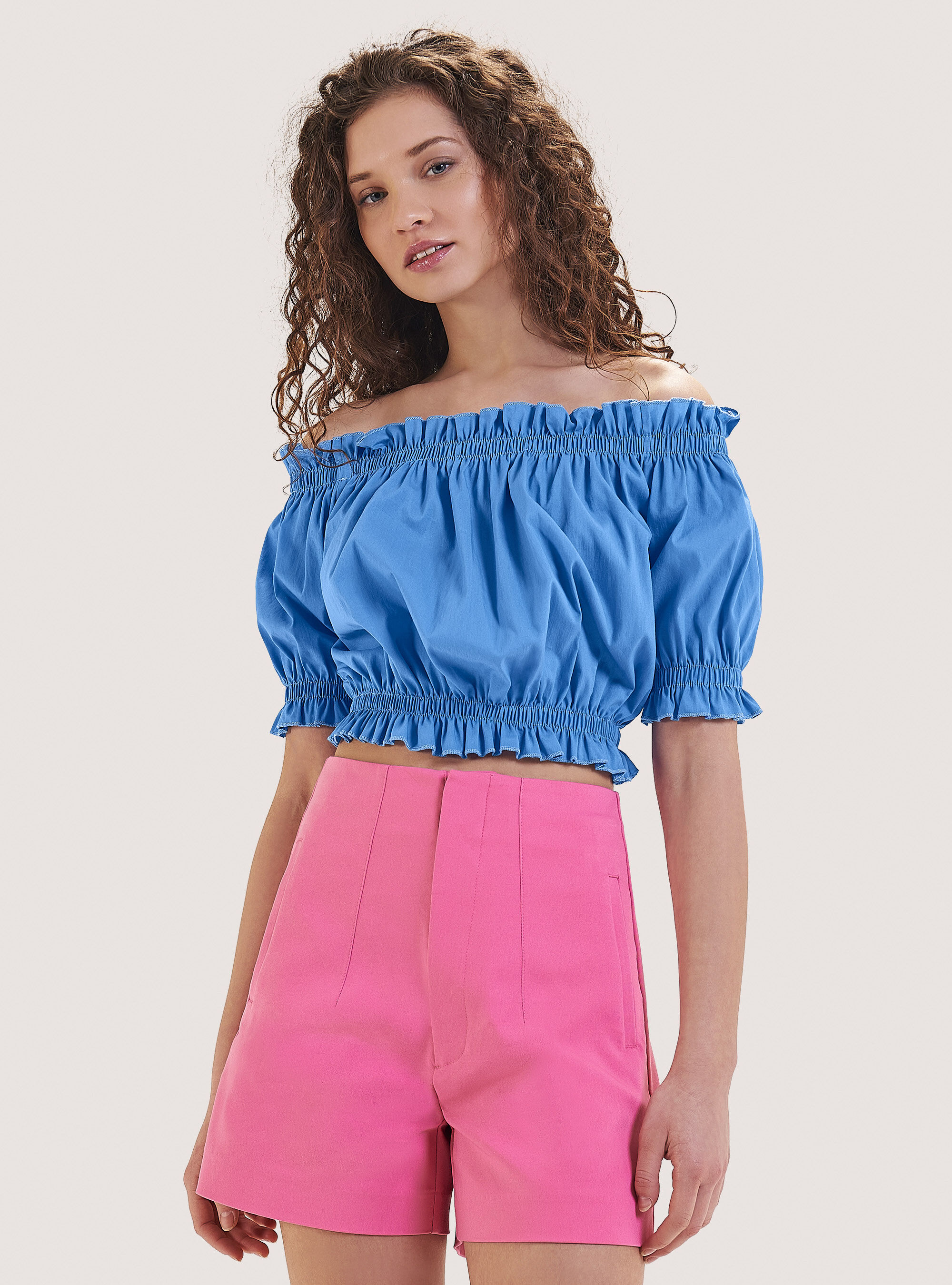 Blusa cropped arricciata con scollo bardot, C0299 AZZURRE