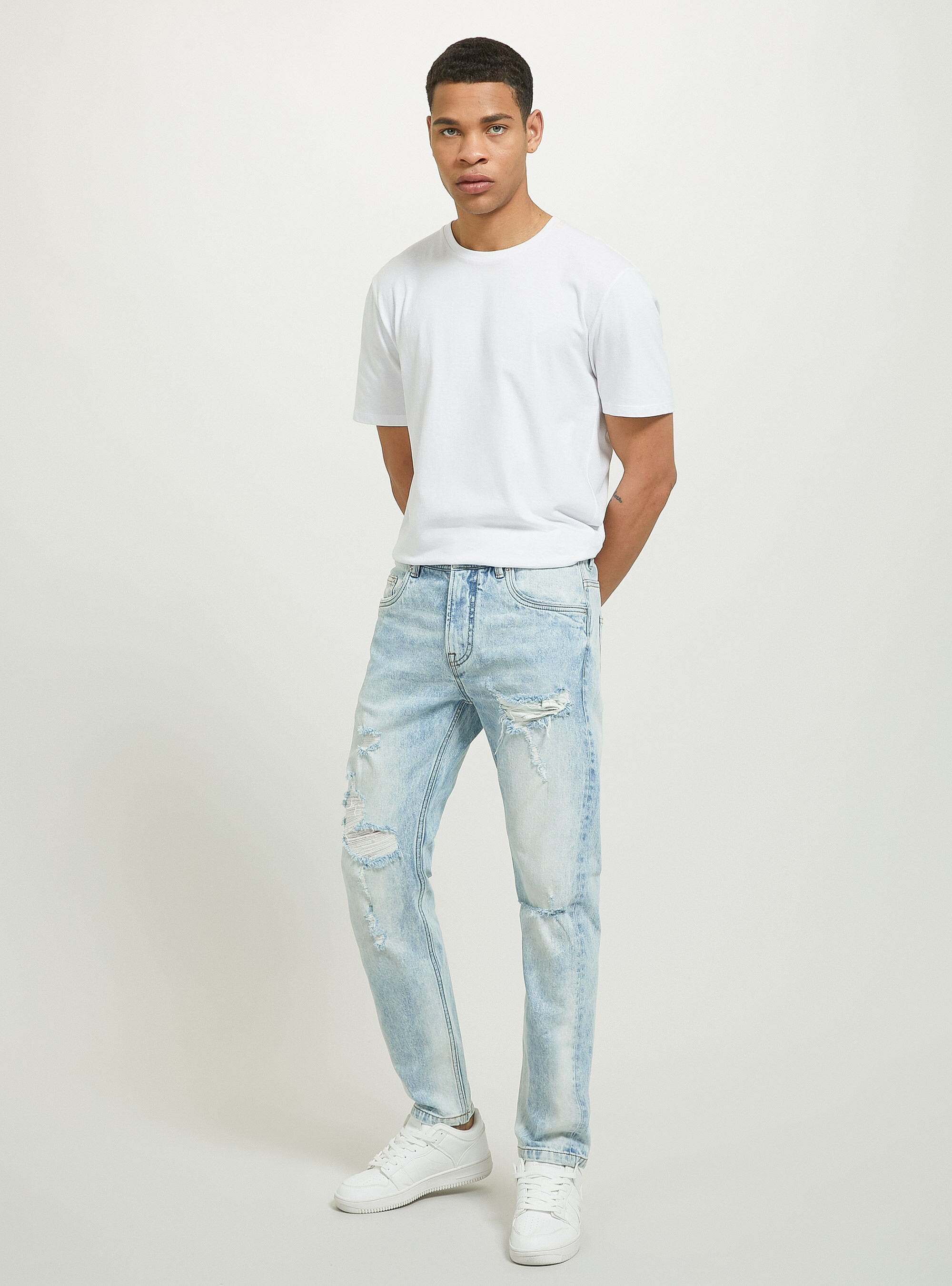 Slim fit stretch denim jeans with rips