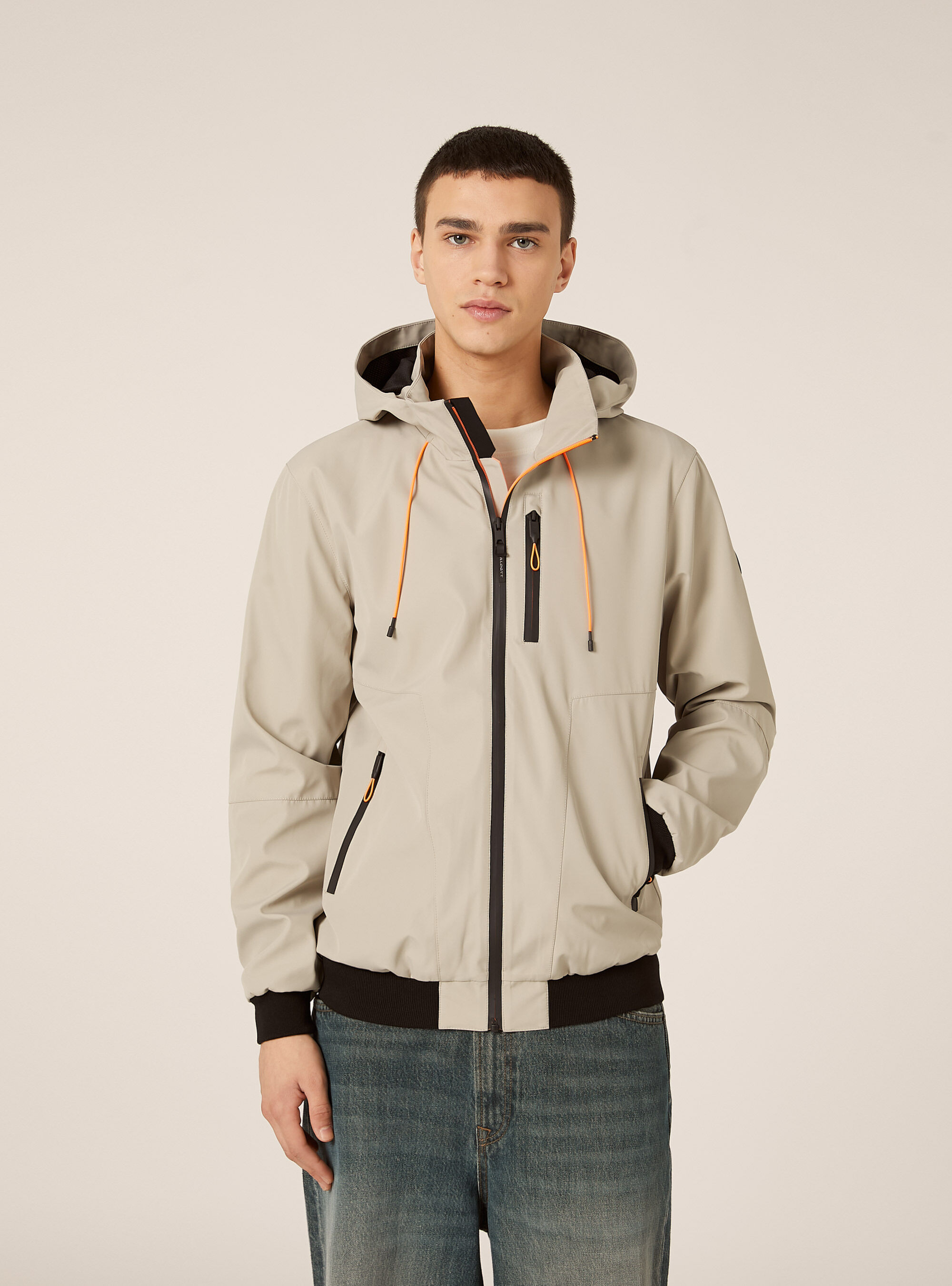 Bomber antivento con cappuccio