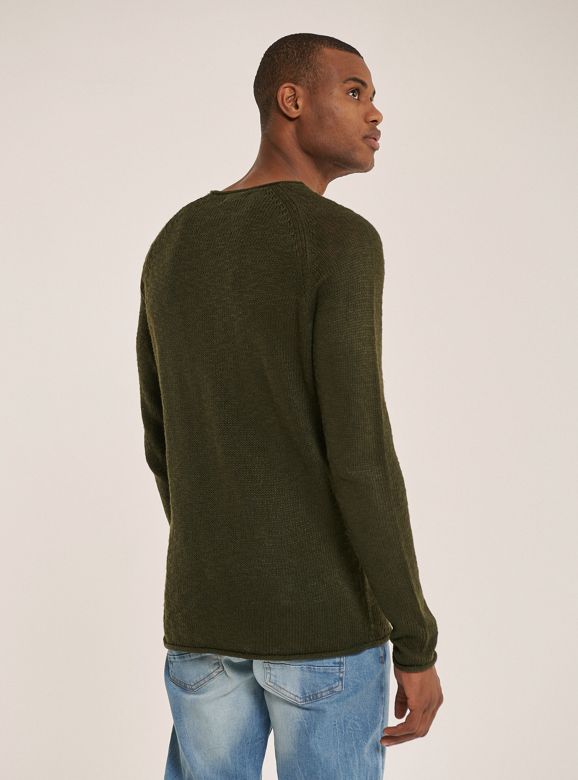 Pullover with open neckline and raw cut