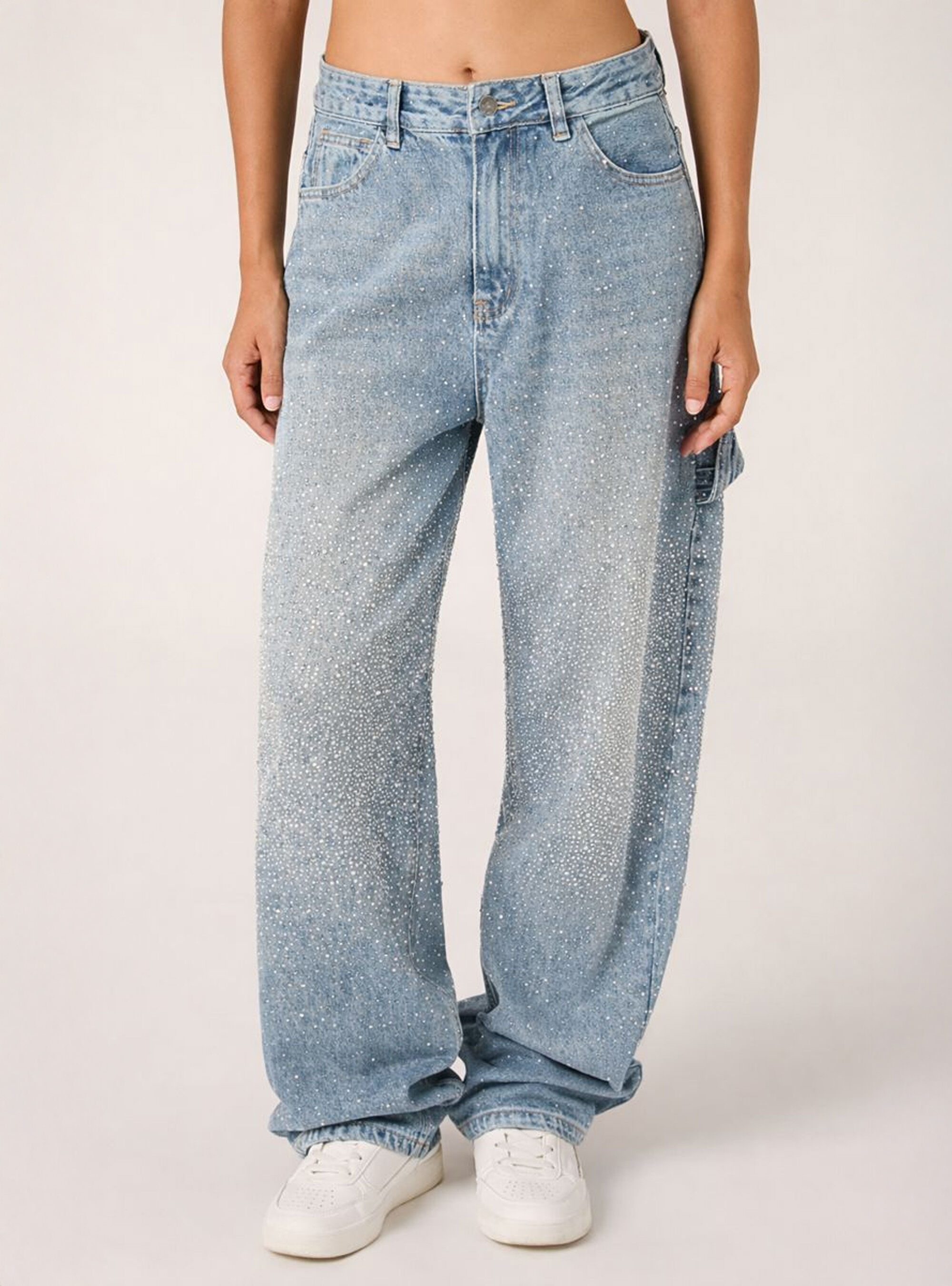 Baggy-Jeans im Carpenter-Stil mit Strasssteinen