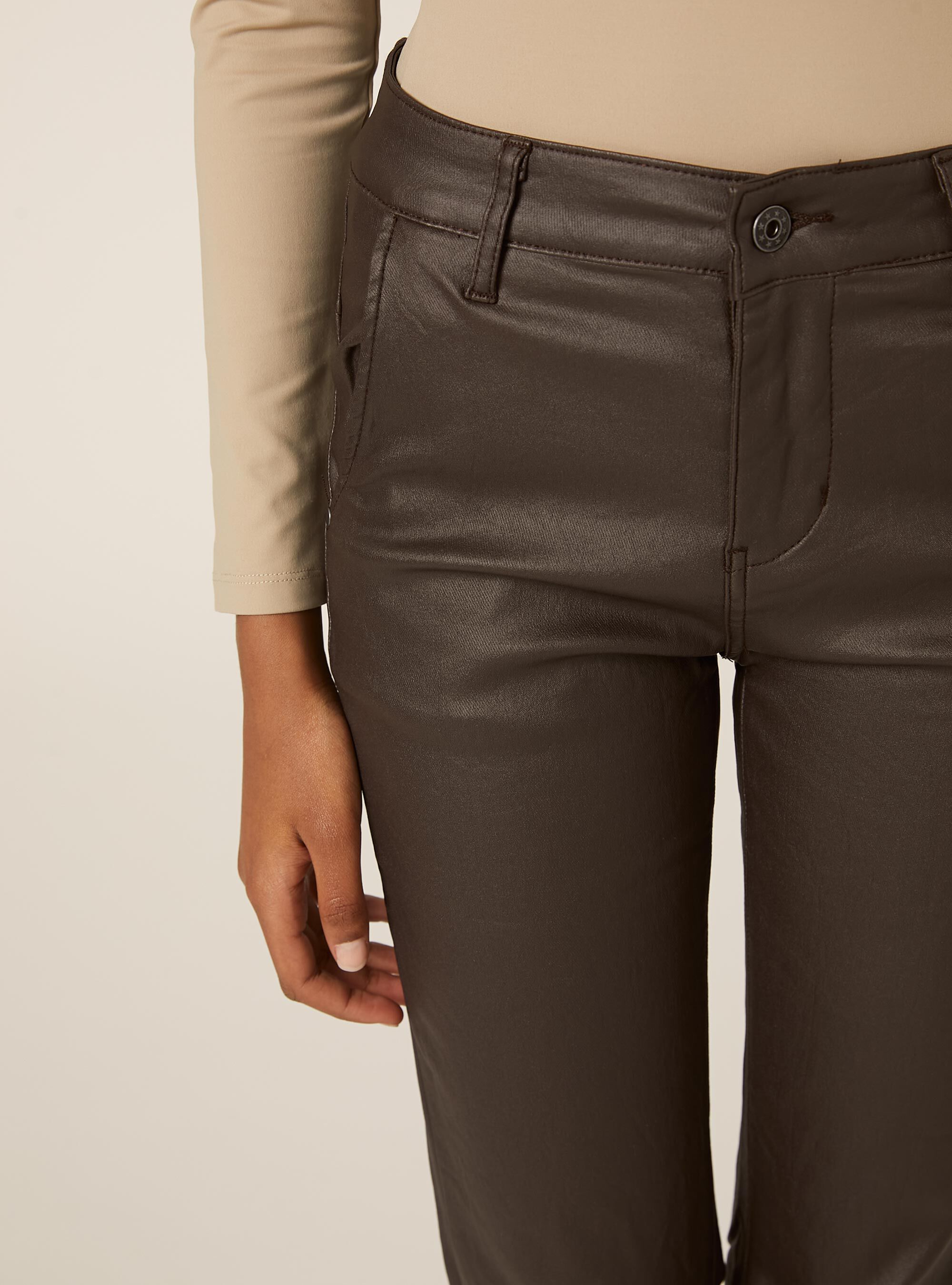 Pantalones acampanados efecto piel, BR2 BROWN MEDIUM