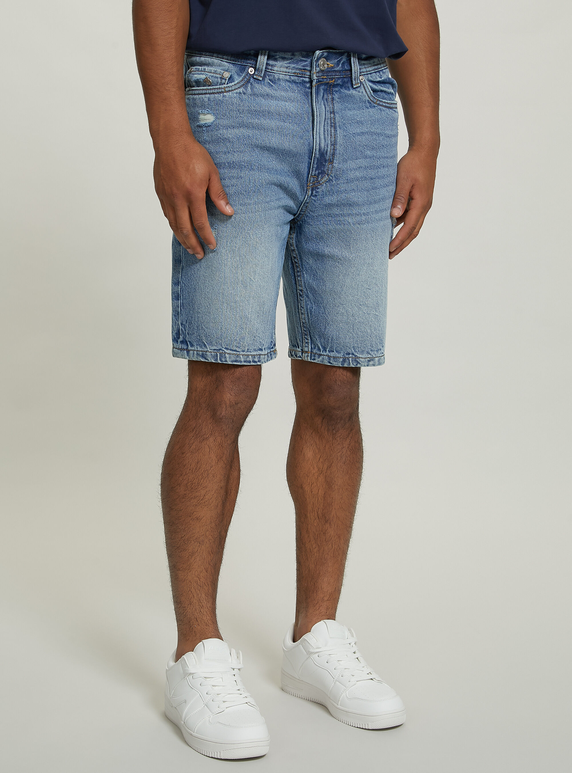 Bermudashorts aus Stretch-Denim in schmaler Passform, D004 MEDIUM LIGHT BLUE