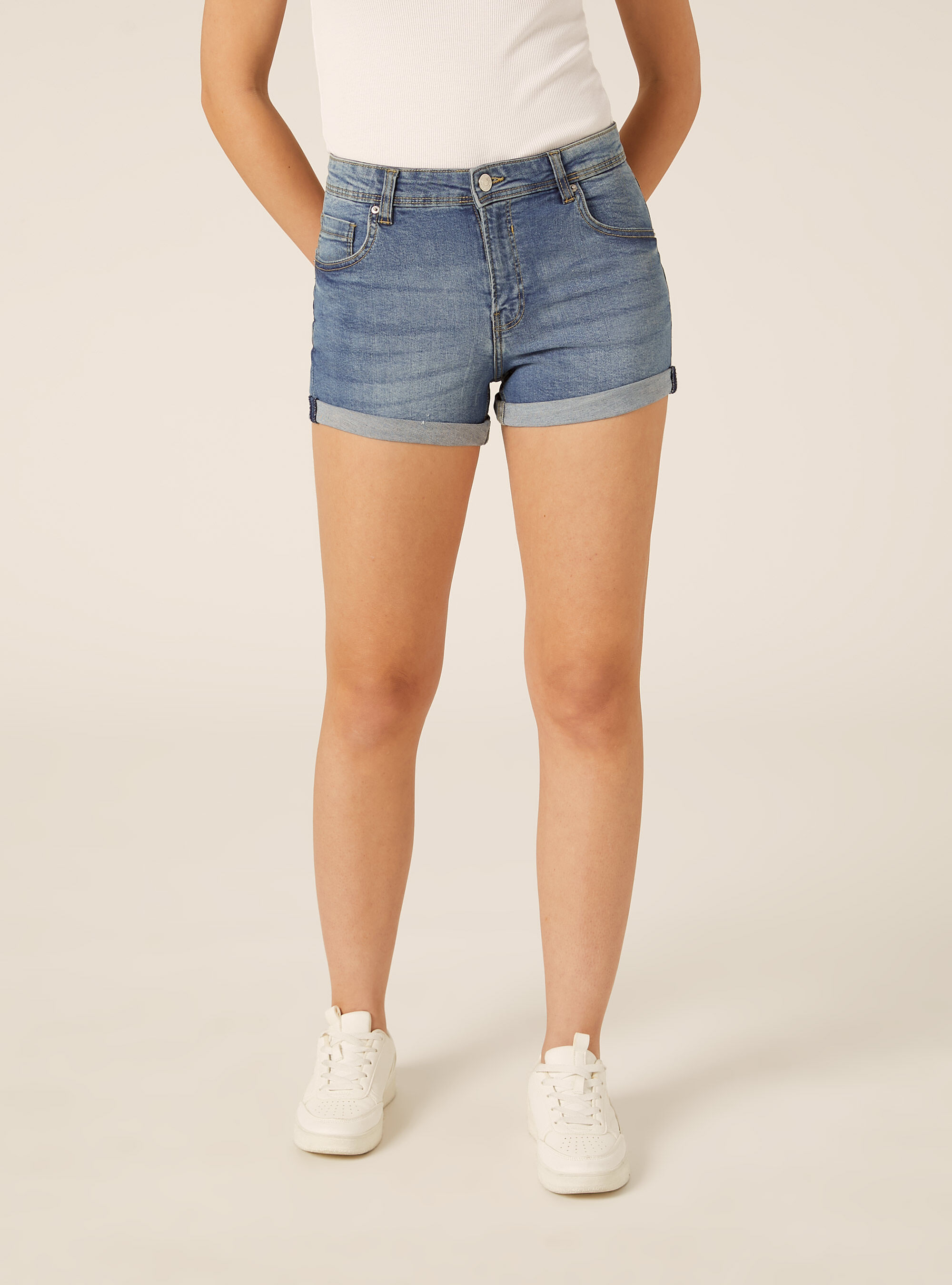 Shorts in denim con risvolto