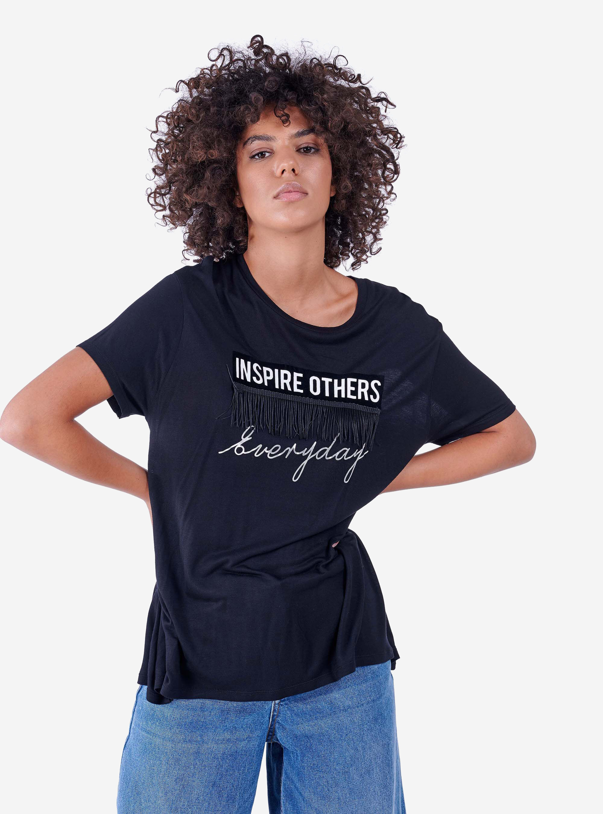 maglietta con scritta saldi