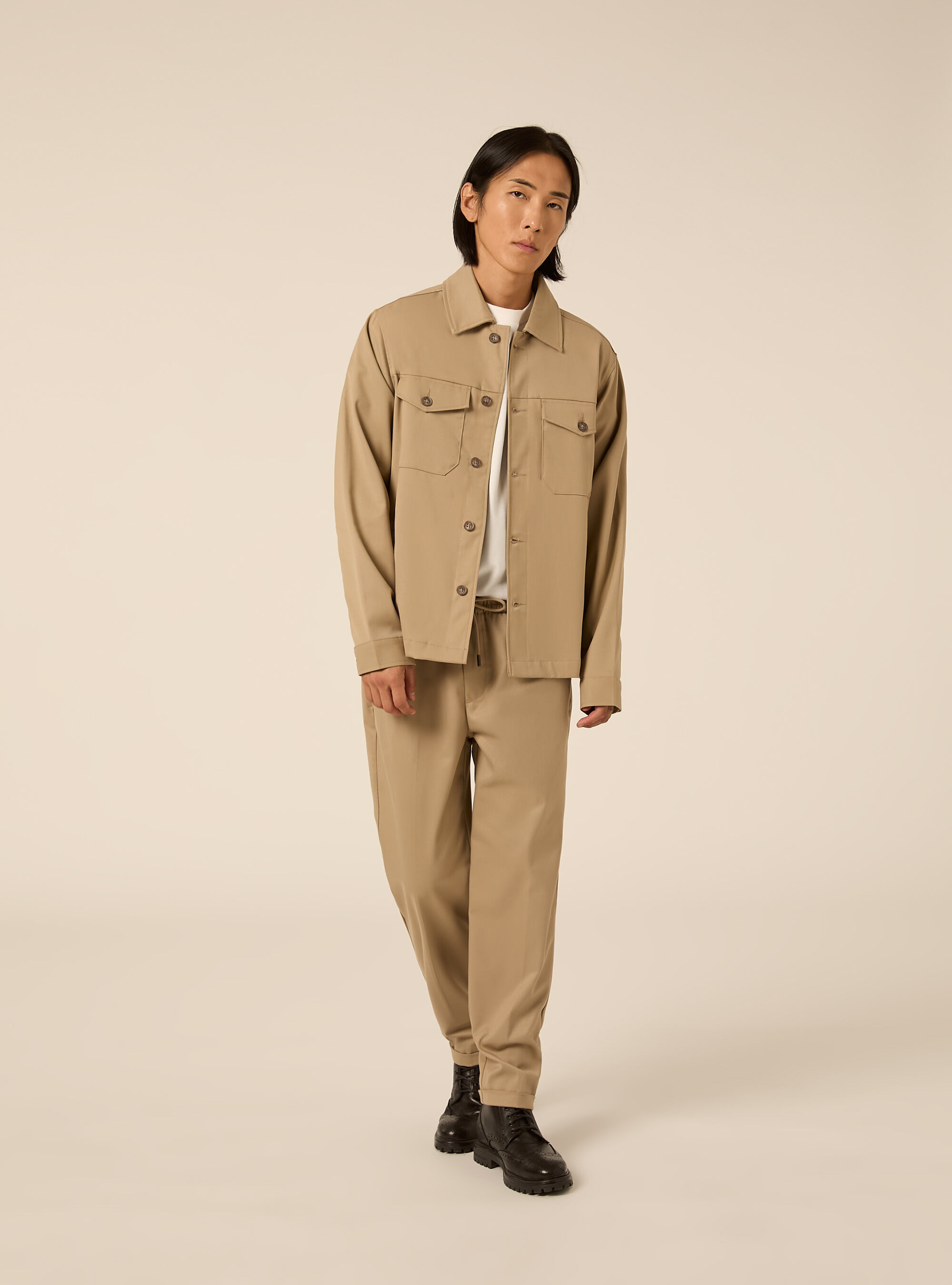Pantalon jogger de vestir con cintura elastica y cordon