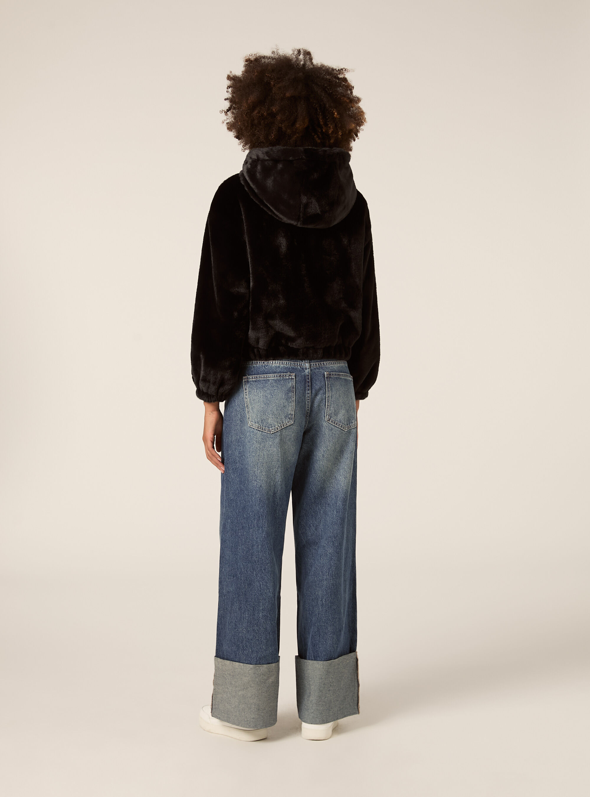 Giubbotto con cappuccio in pelliccia sintetica, BK1 BLACK