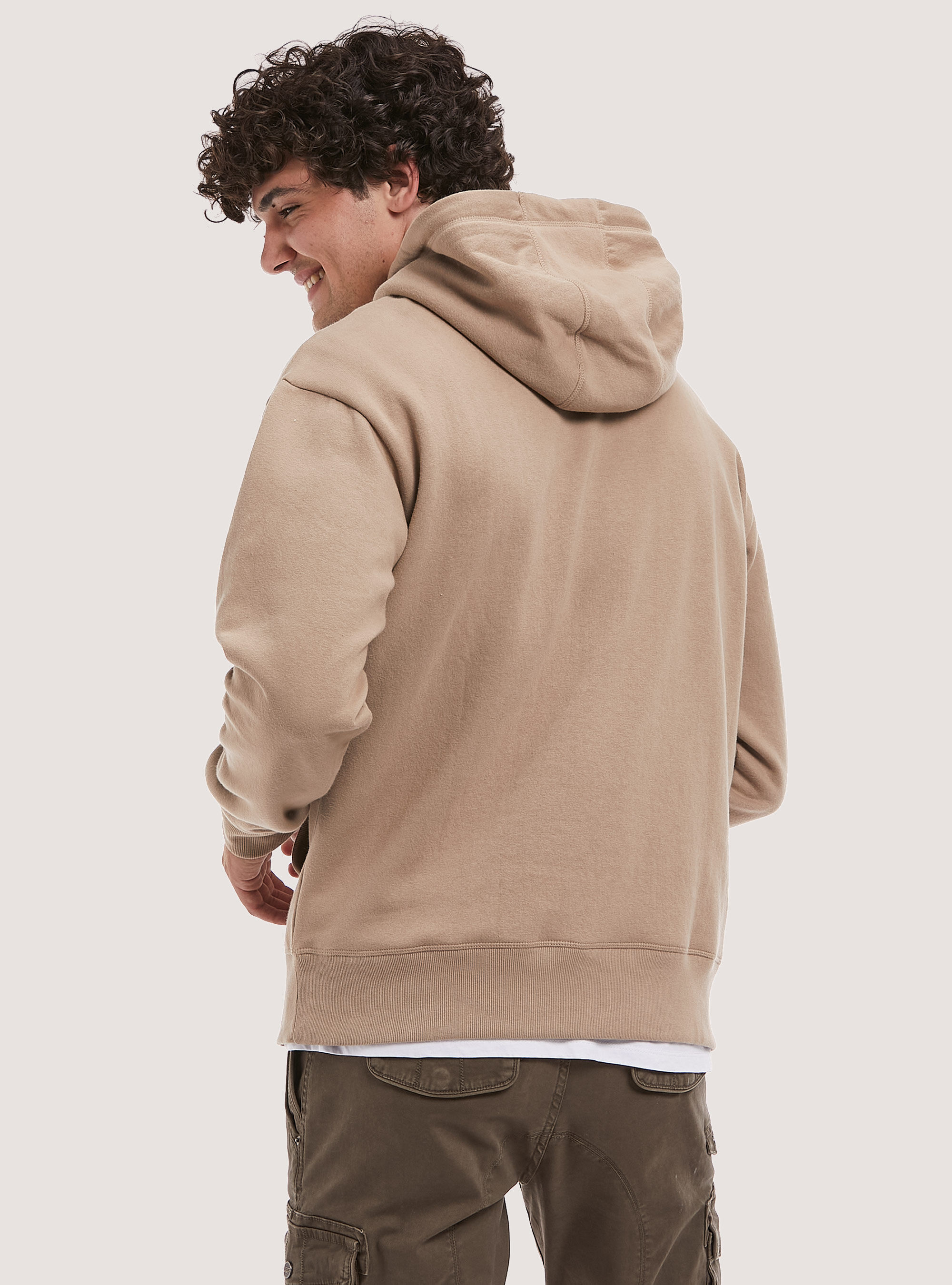 Sweatshirt with hood and pouch pocket