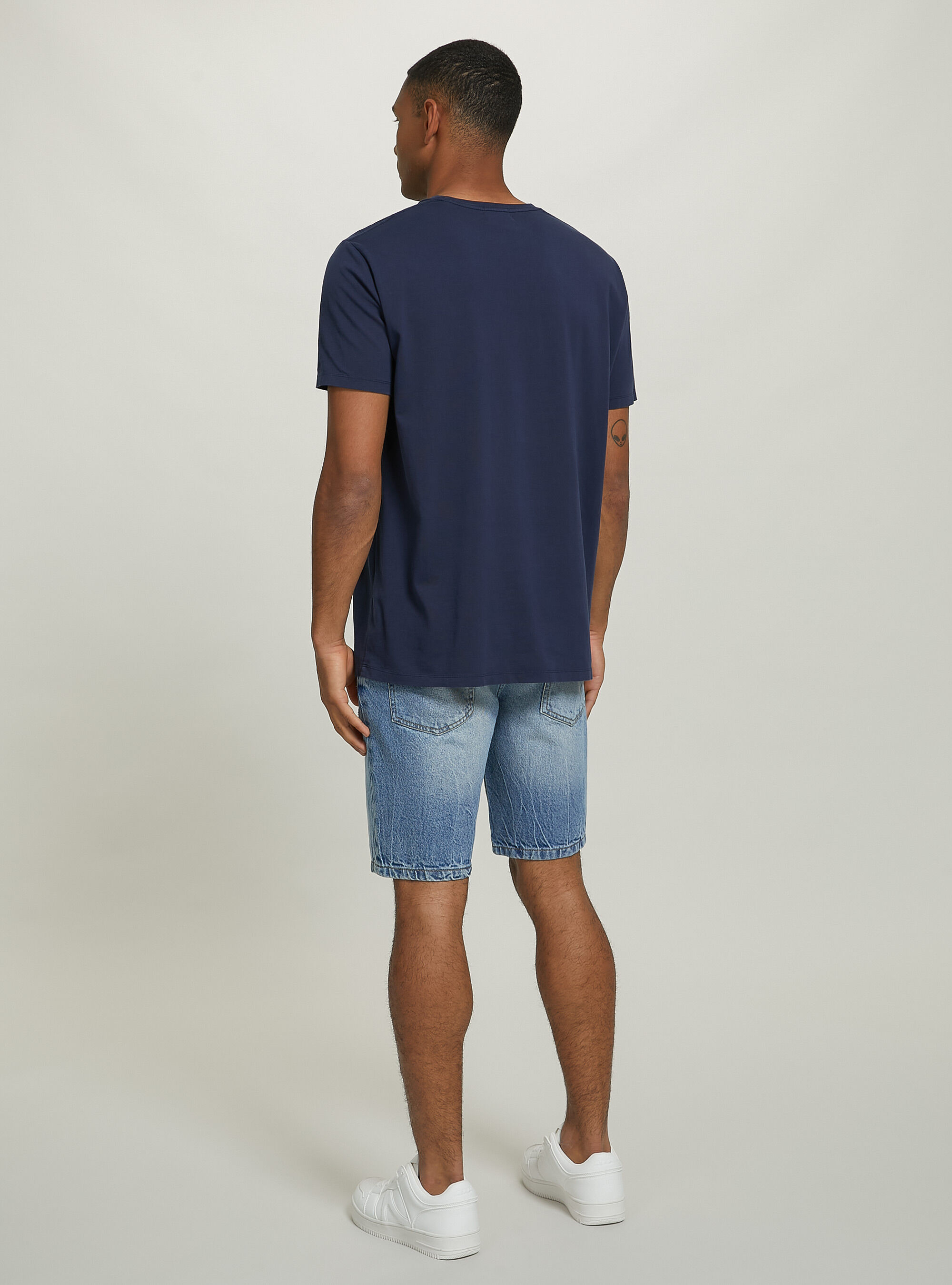 Bermudashorts aus Stretch-Denim in schmaler Passform, D004 MEDIUM LIGHT BLUE