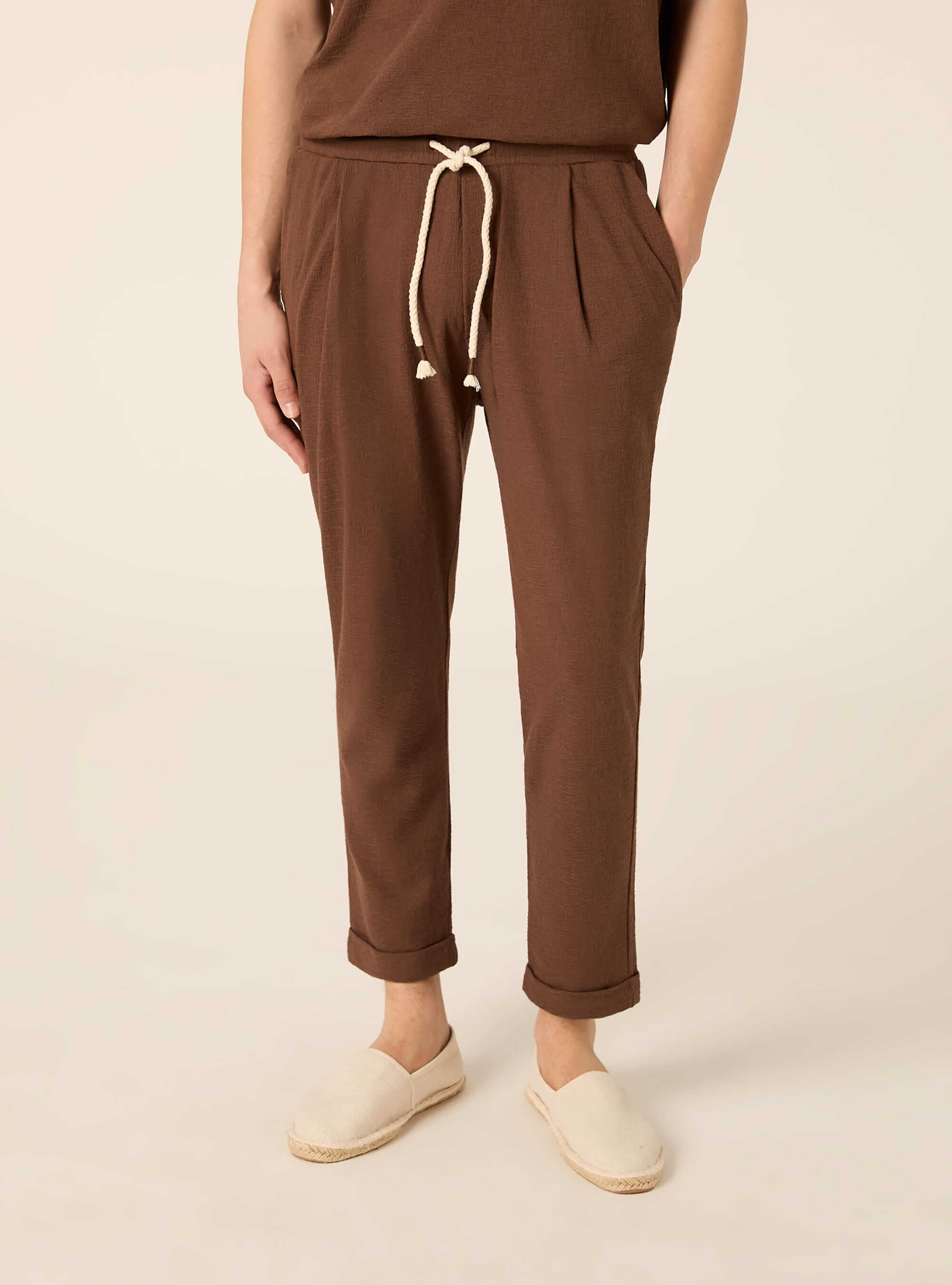 Pantaloni con  elastico in vita in jersey texture, BR1 BROWN DARK