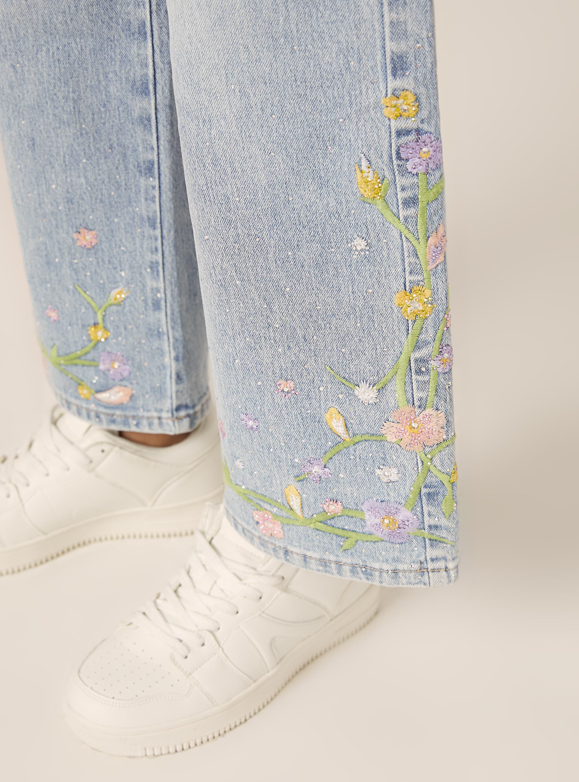 Jean droit court avec broderies, D006 AZURE