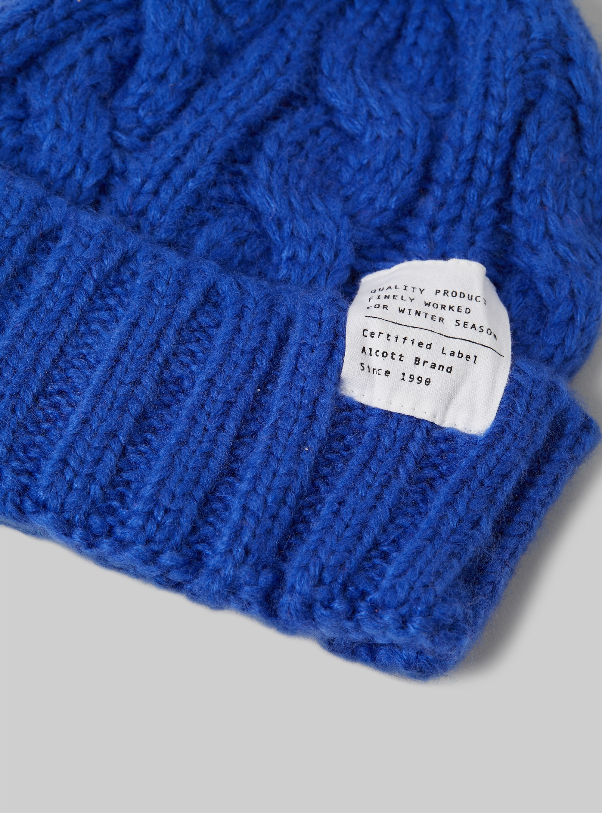 Cappello con trecce e patch