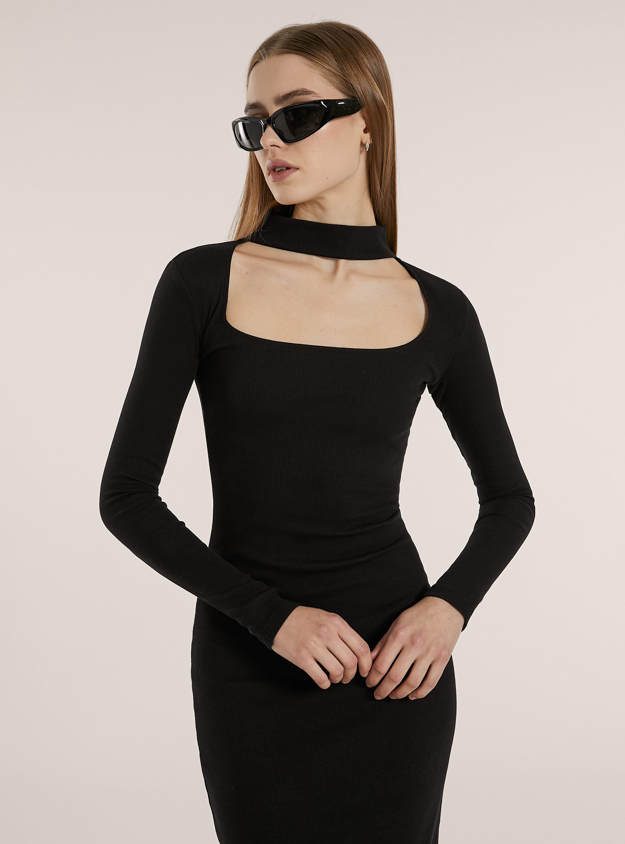 Vestito midi aderente a costine con choker