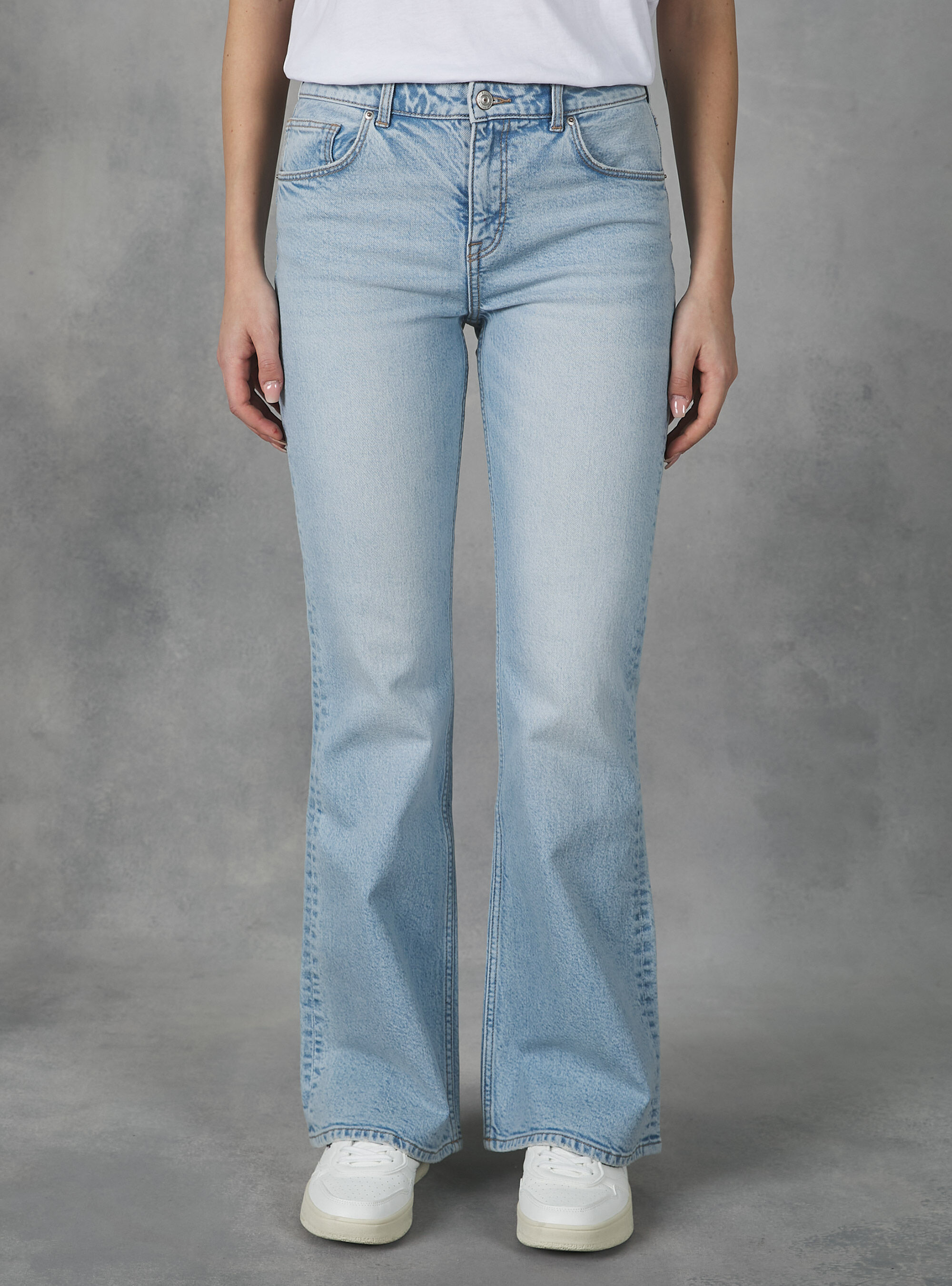 Jean flare a taille basse avec grandes poches arriere