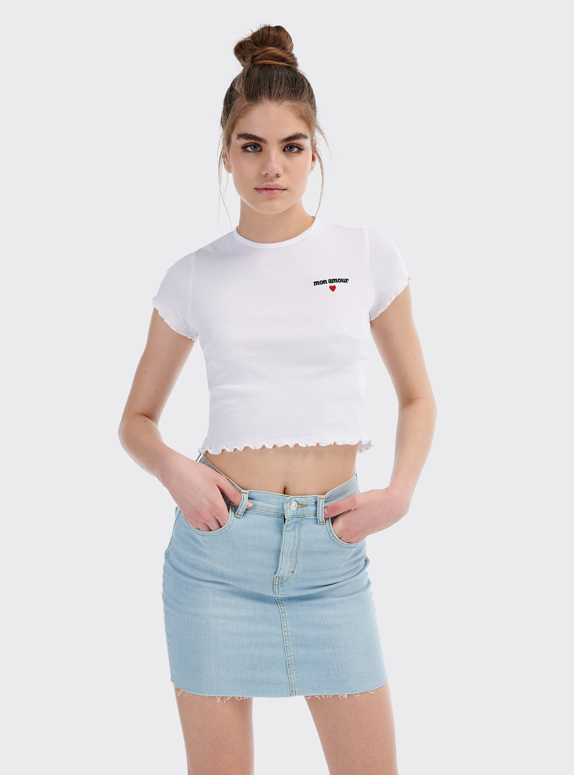 Maglietta cropped con ricamo, WHITE