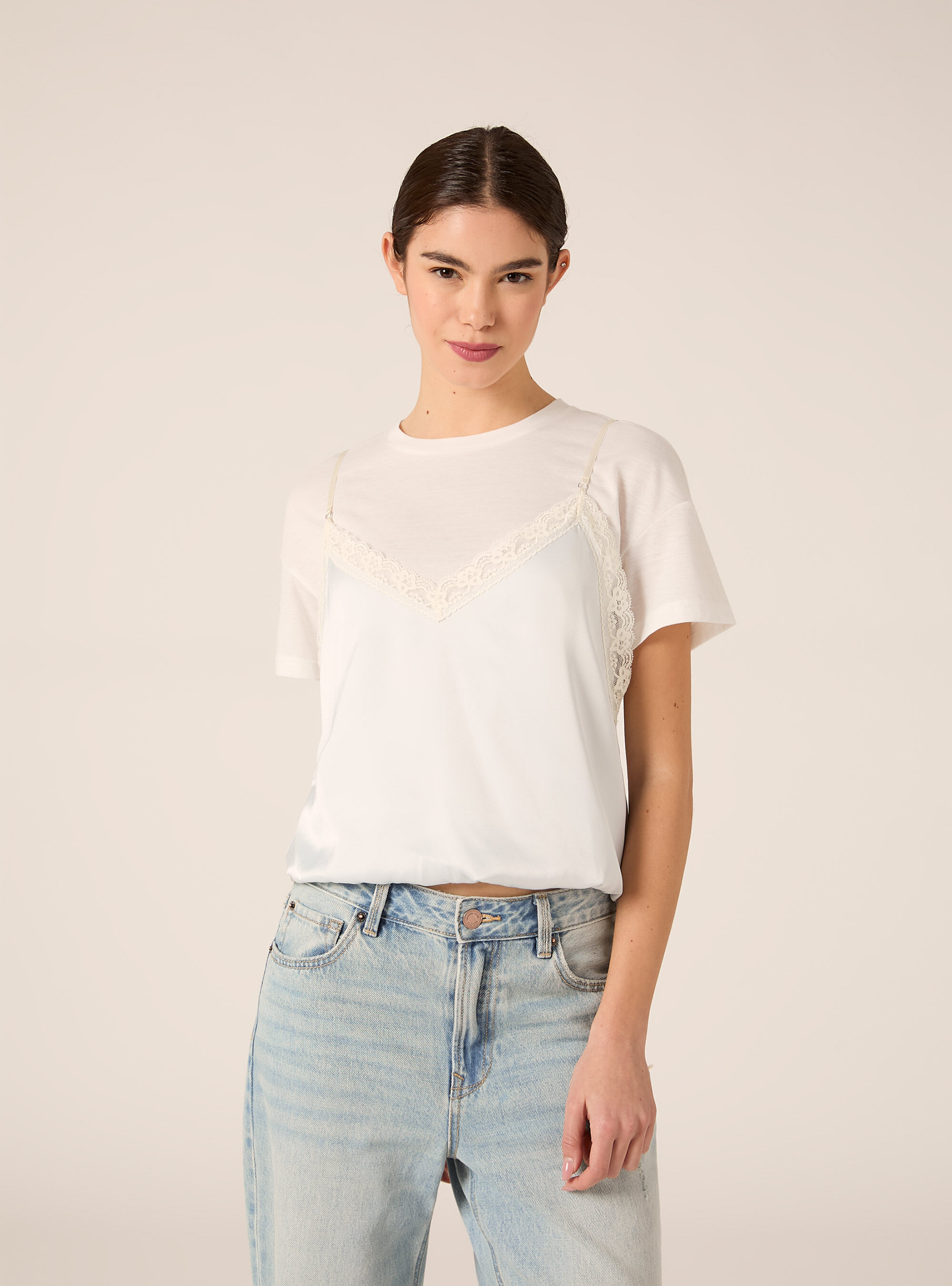 T-shirt combinata con top satin in pizzo