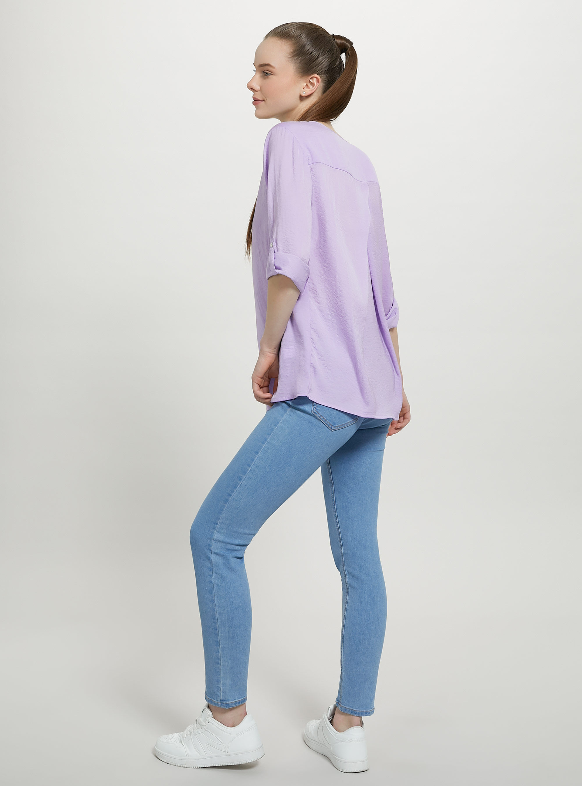 Plain-coloured blouse with neckline, LC2 LILLAC MEDIUM