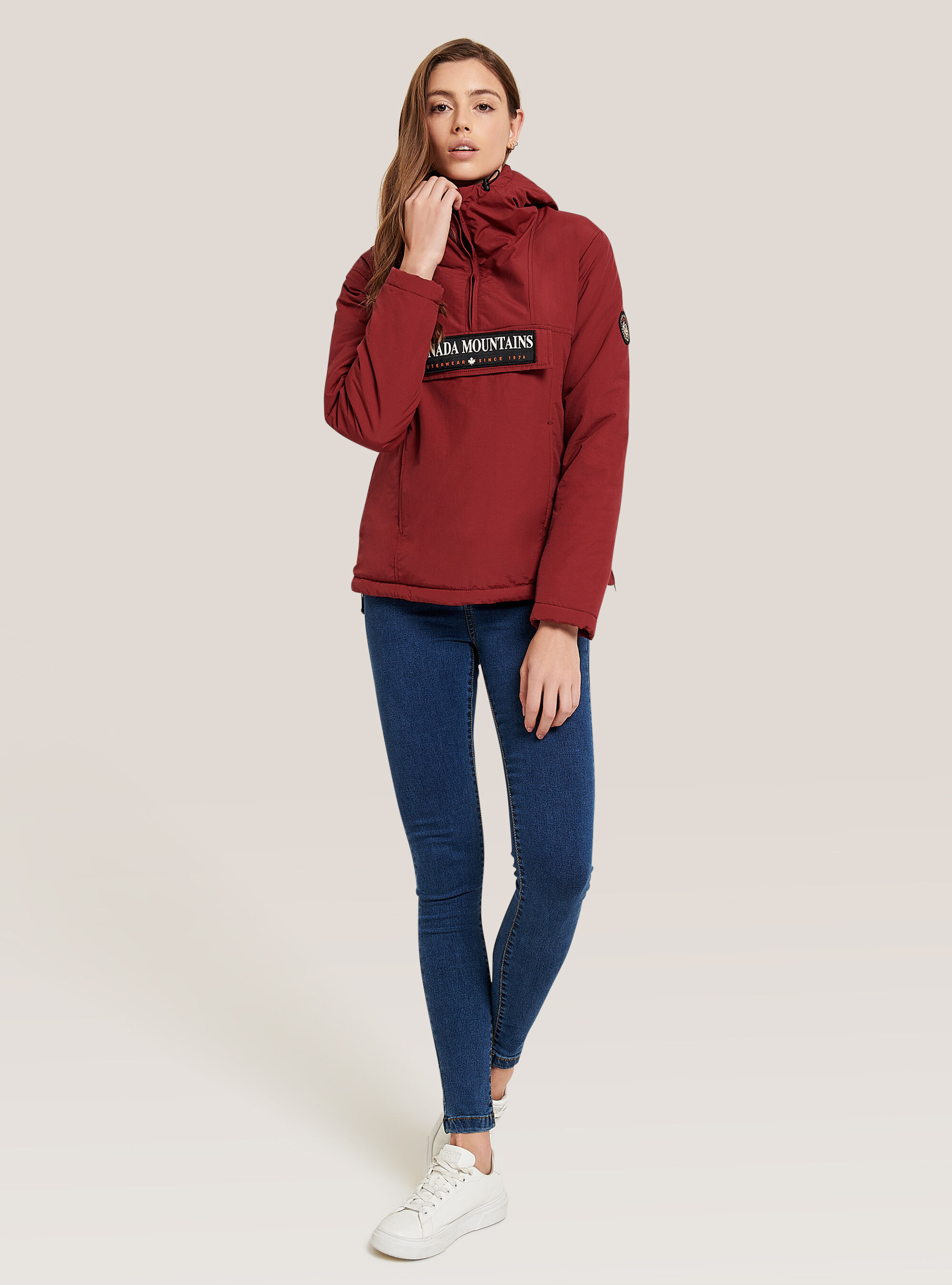 Giubbotto anorak con patch e cappuccio, C3398 BORDEAUX