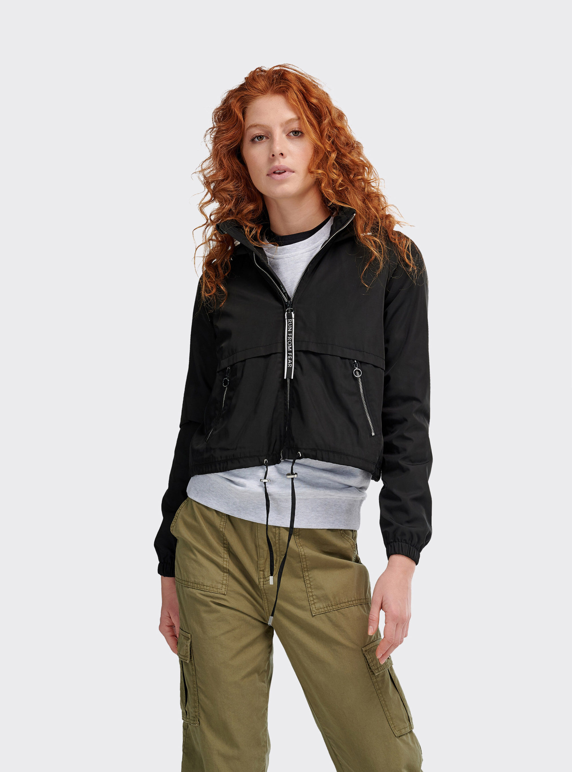 Parka courte avec capuche et fermeture &eacute;clair avec d&eacute;tail, C101 BLACK