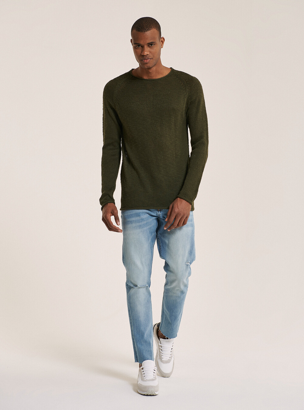 Pullover with open neckline and raw cut