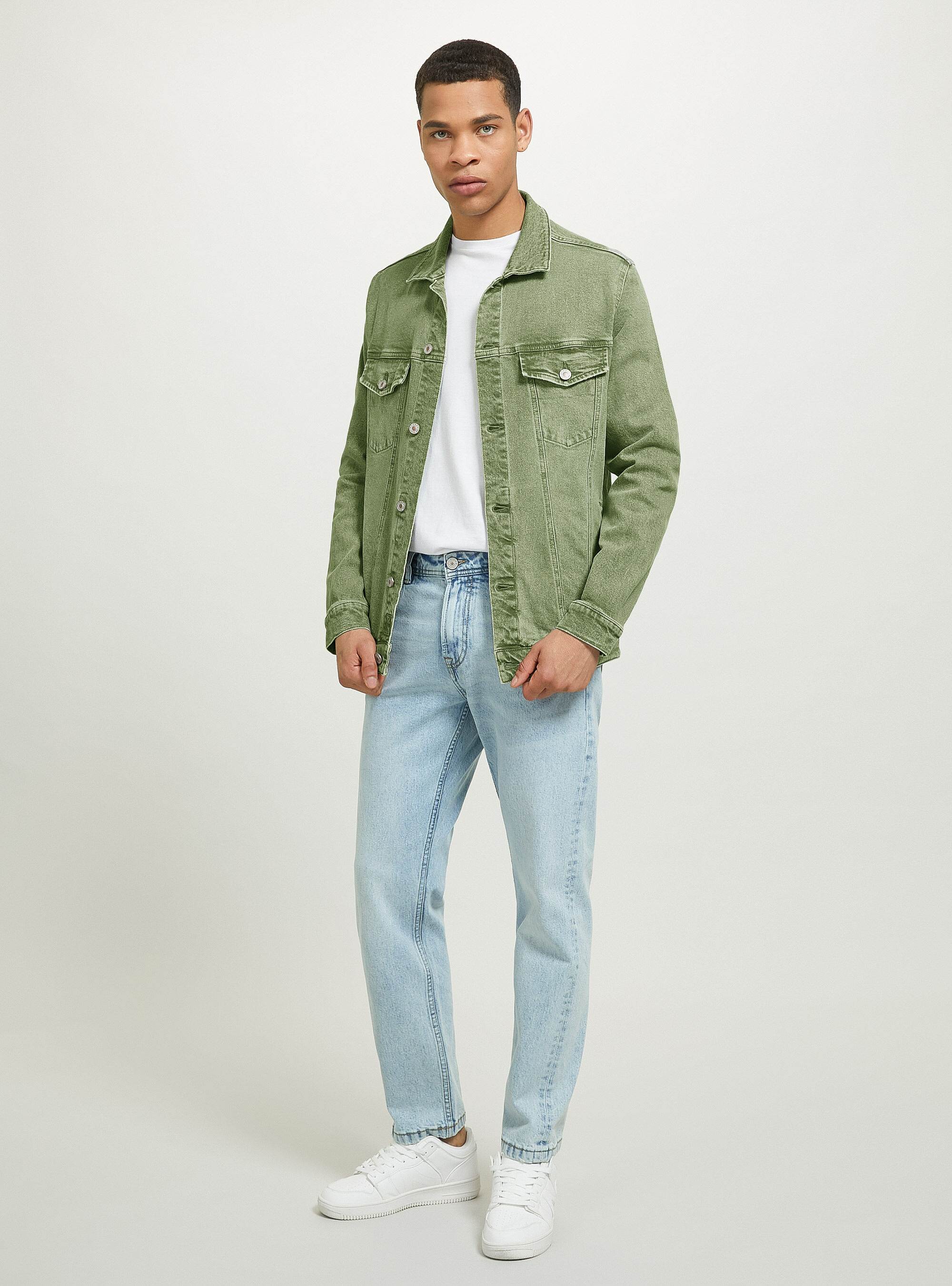 Denim jacket with stretch outlet