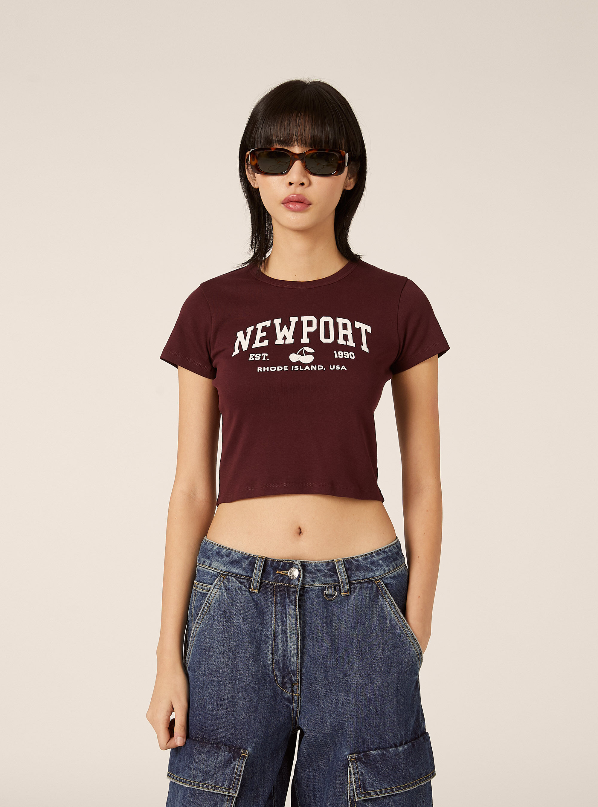 Kurz&auml;rmeliges Crop-T-Shirt mit College-Grafik-Print, BO1 BORDEAUX DARK