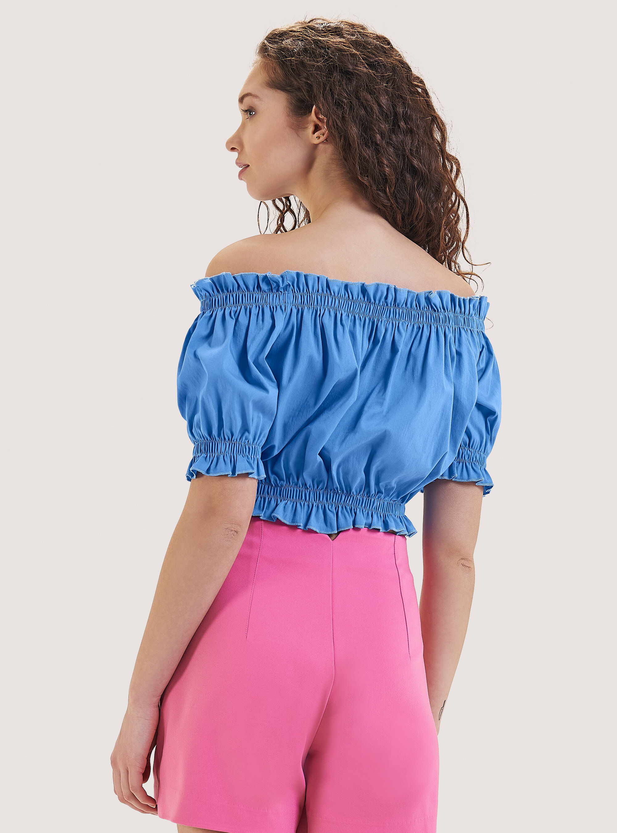 Blusa cropped arricciata con scollo bardot, C0299 AZZURRE