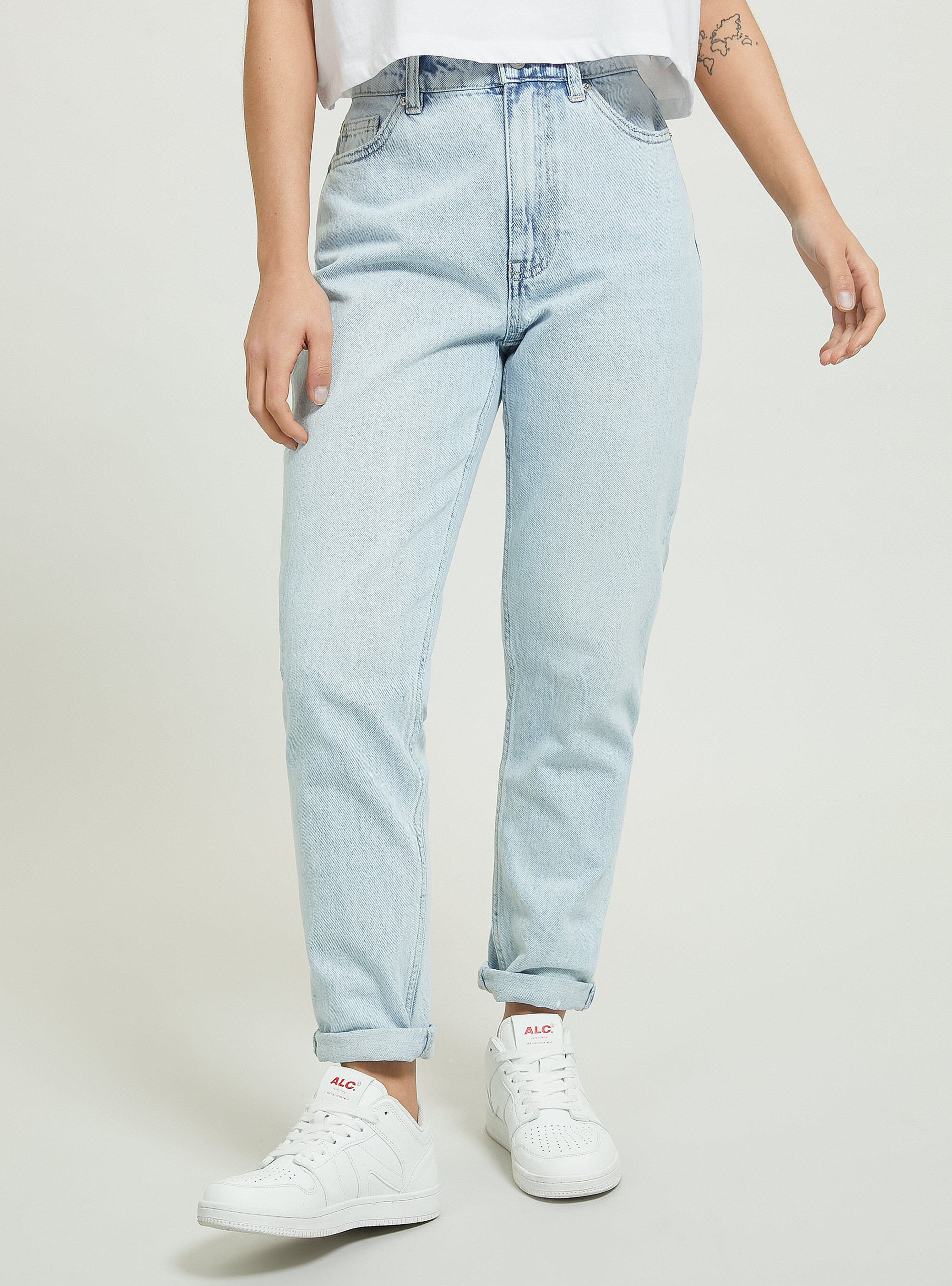 Modello mom jeans discount