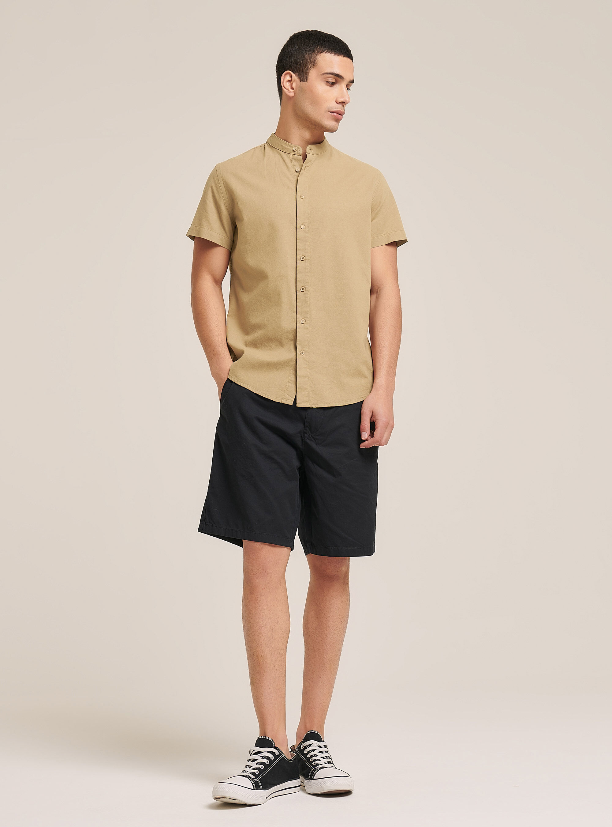 Short-sleeved shirt with Korean collar 