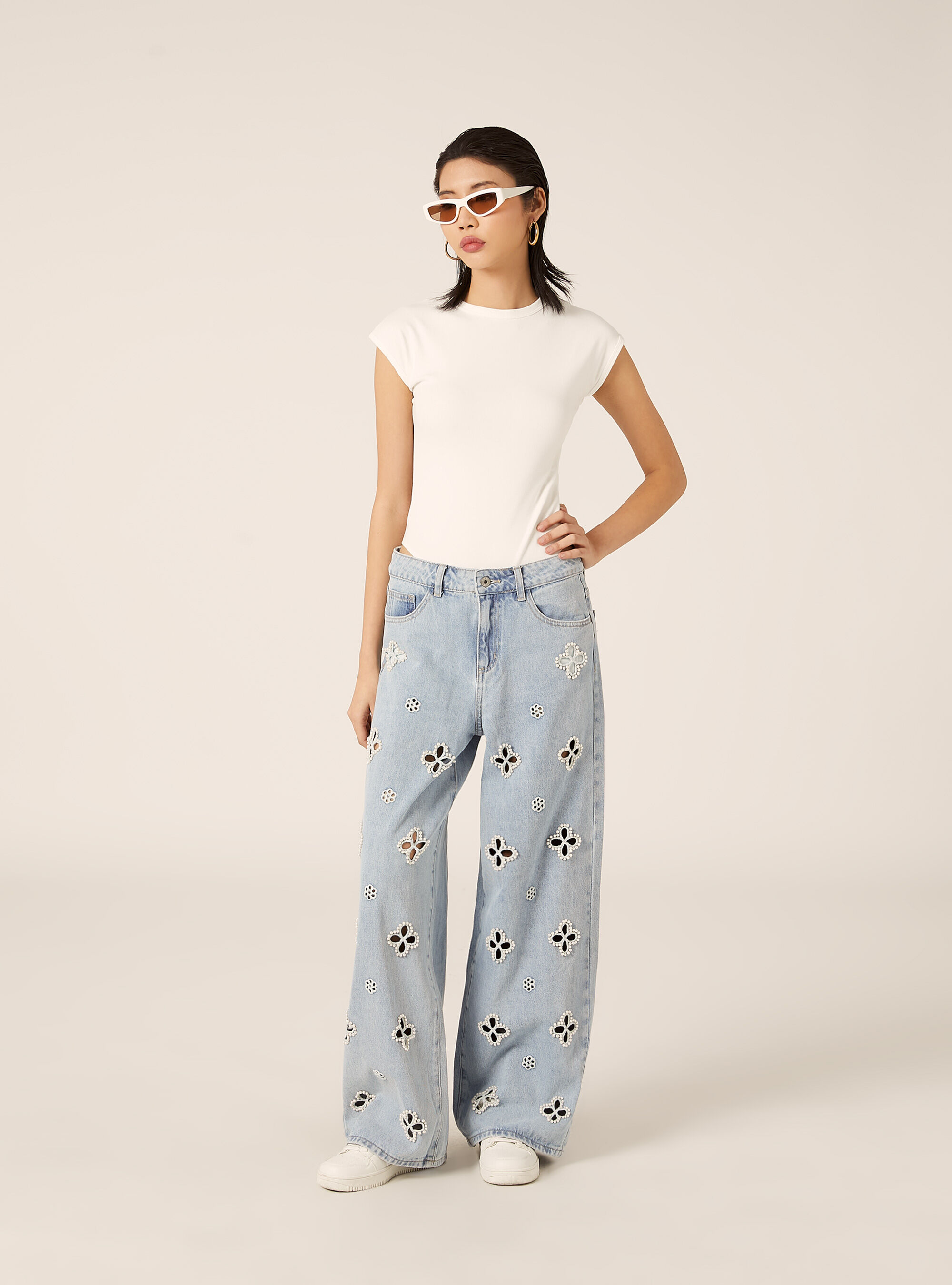 Jeans straight fiori perline effetto bucato