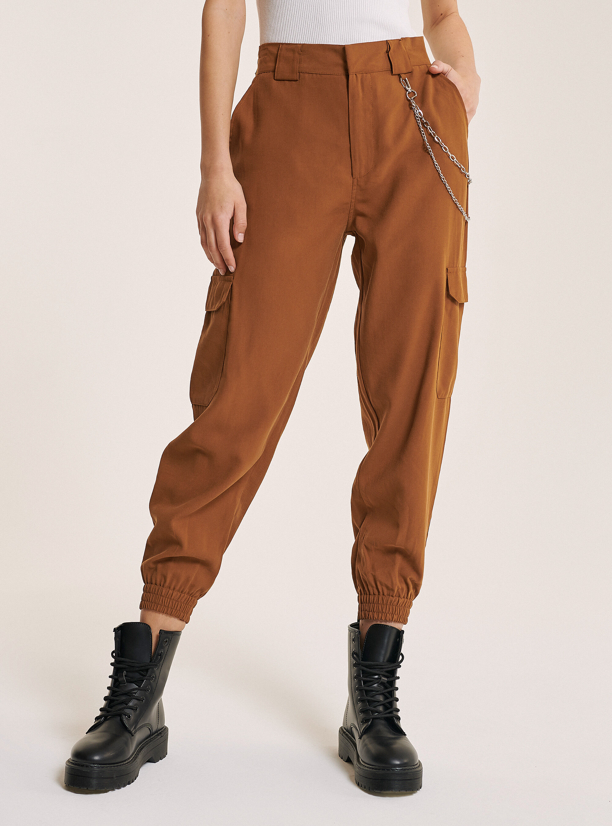Comfort fit trousers with maxi pockets and chains, C5572 TOBACCO
