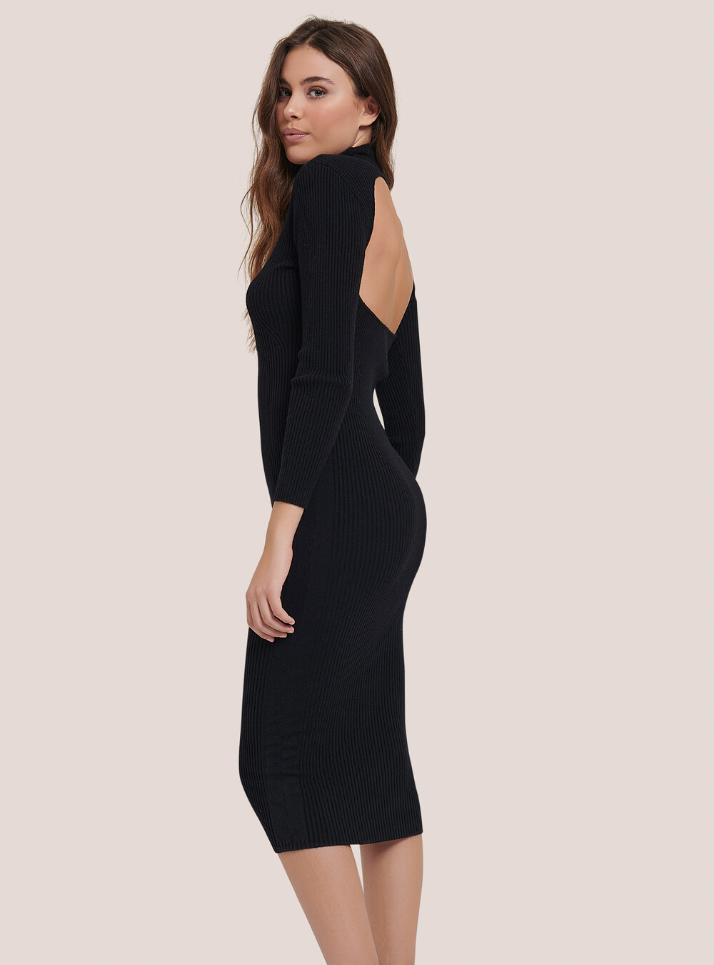 VESTIDO DE PUNTO DE MANGA LARGA CON CUELLO ALTO