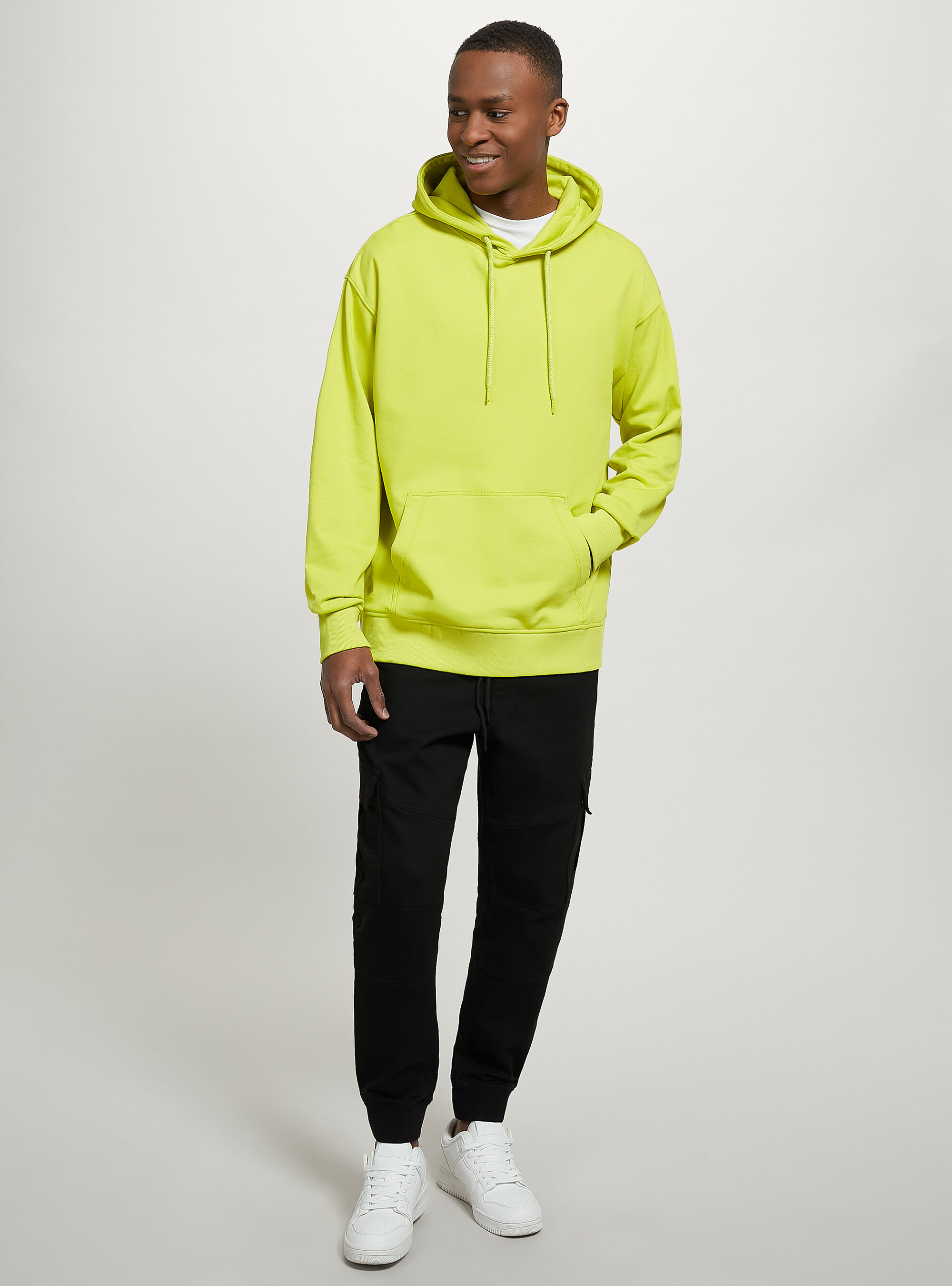 Sweatshirt with hood and pouch pocket
