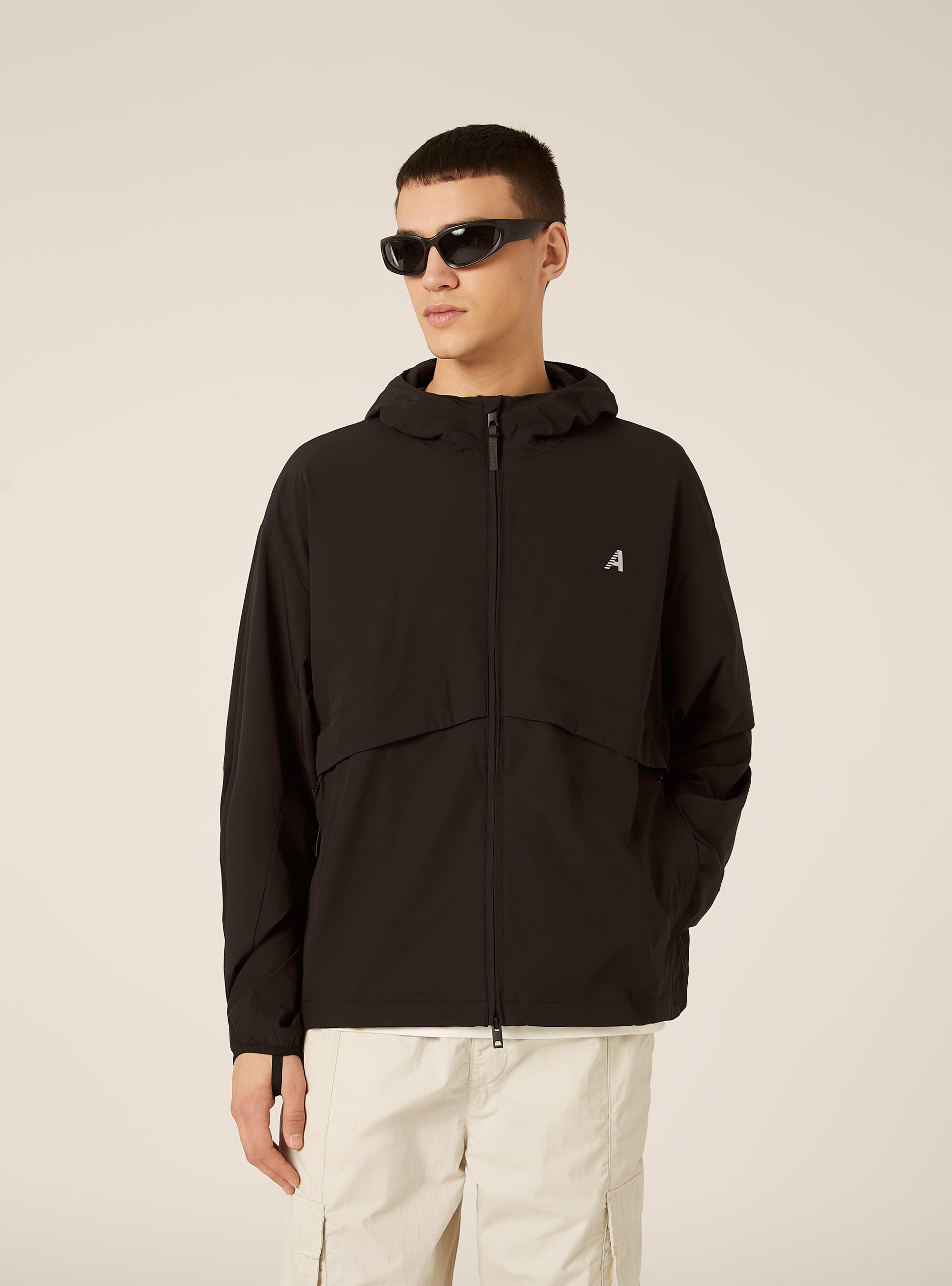 Antivento in tessuto tecnico  con cappuccio