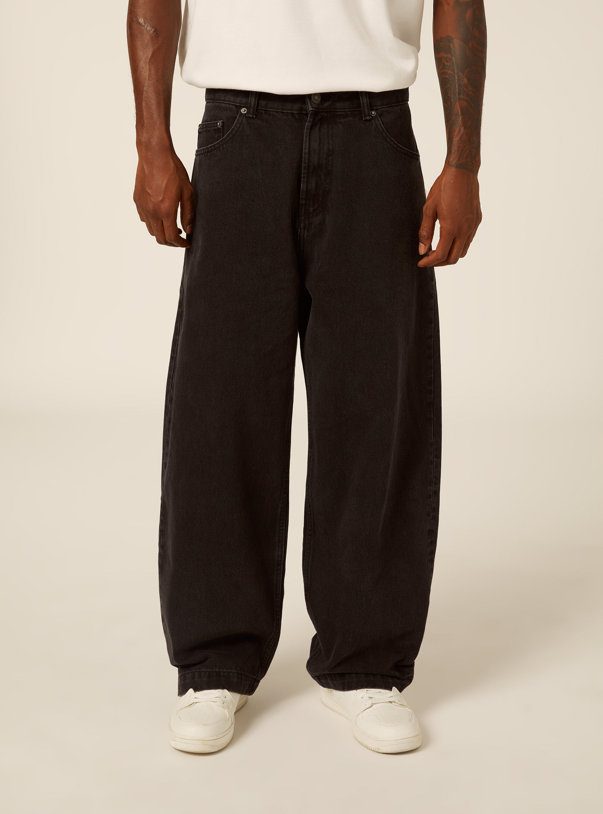 Jeans barrel con ricami