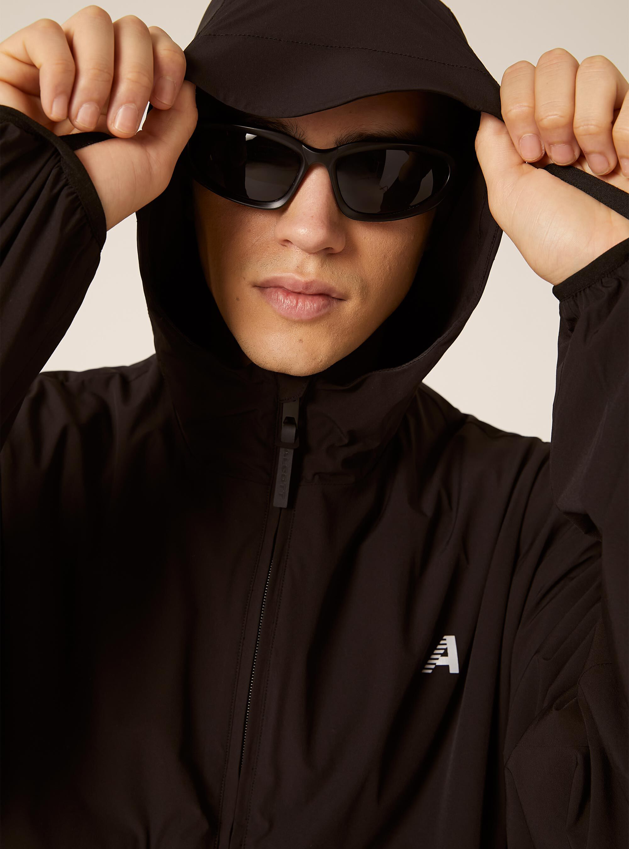 Antivento in tessuto tecnico  con cappuccio, BK1 BLACK