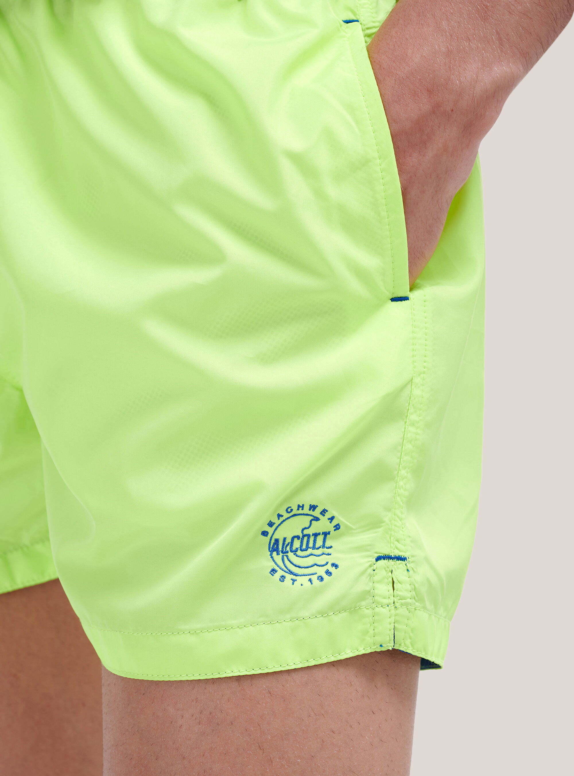 Costume tinta unita con ricamo e tasca sul retro, GIALLO