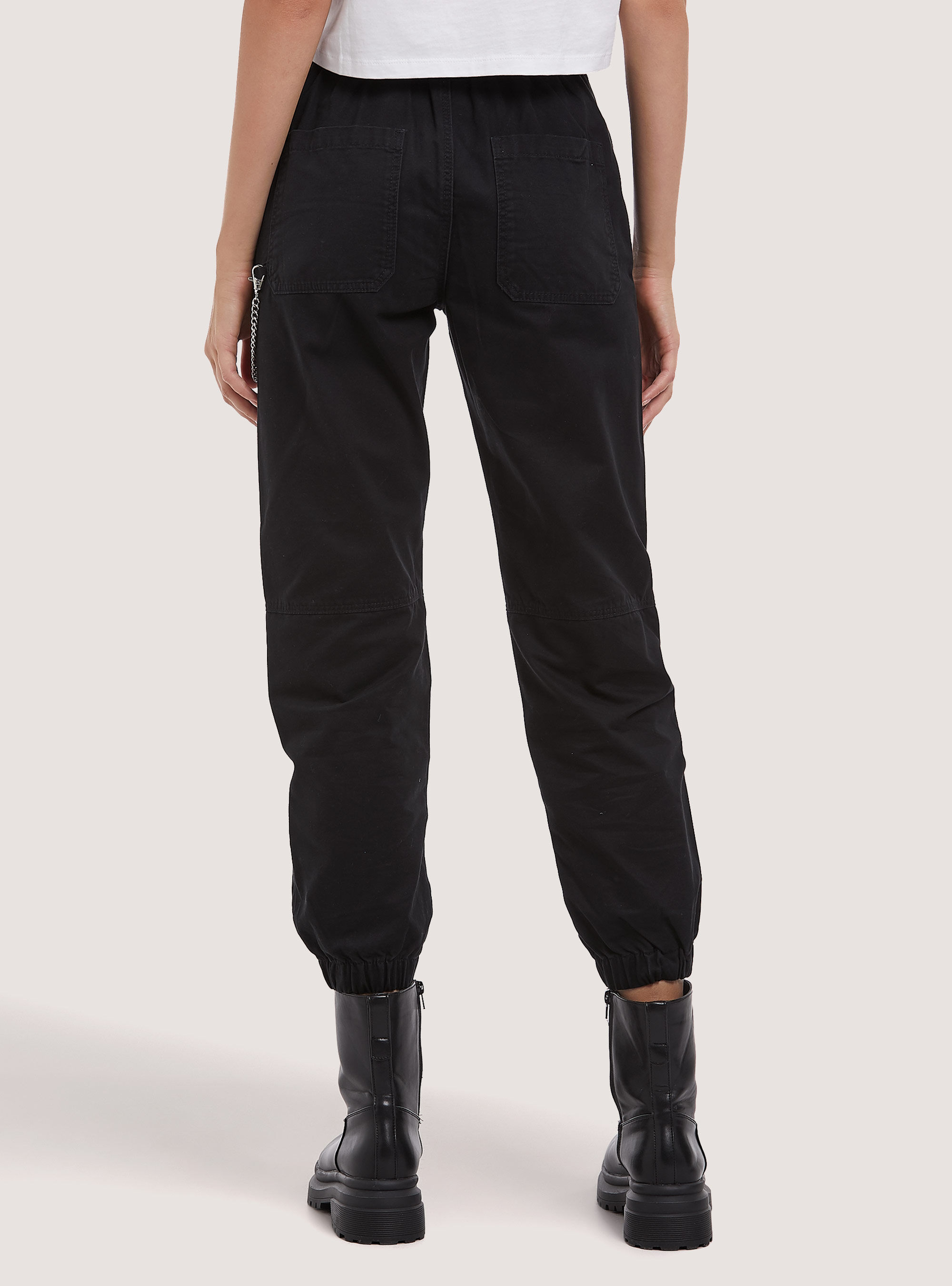 Pantaloni neri con catena hotsell bershka