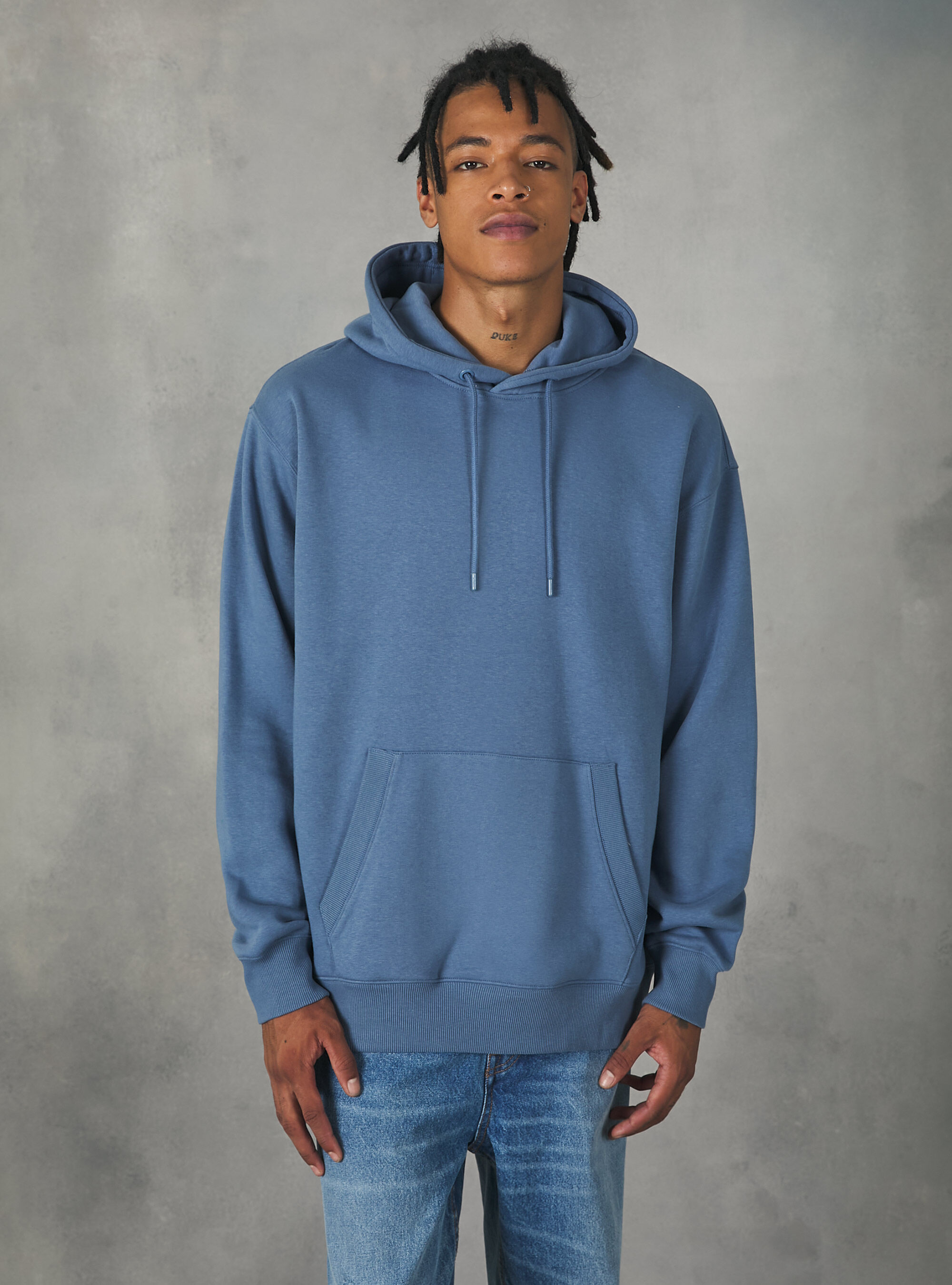 Sweatshirt with hood and pouch pocket