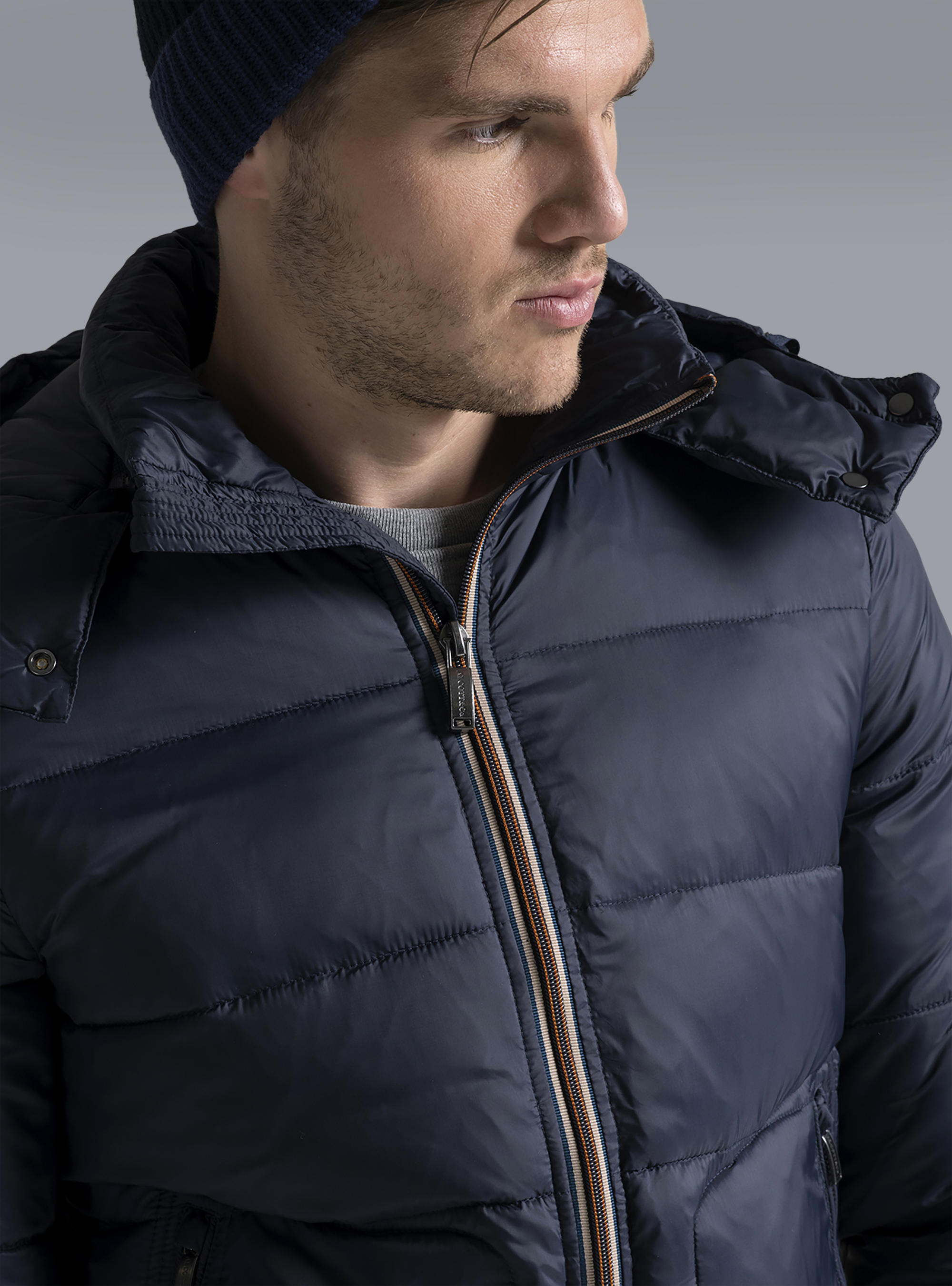 Bomber a contrasto con cappuccio, BLU MARINO