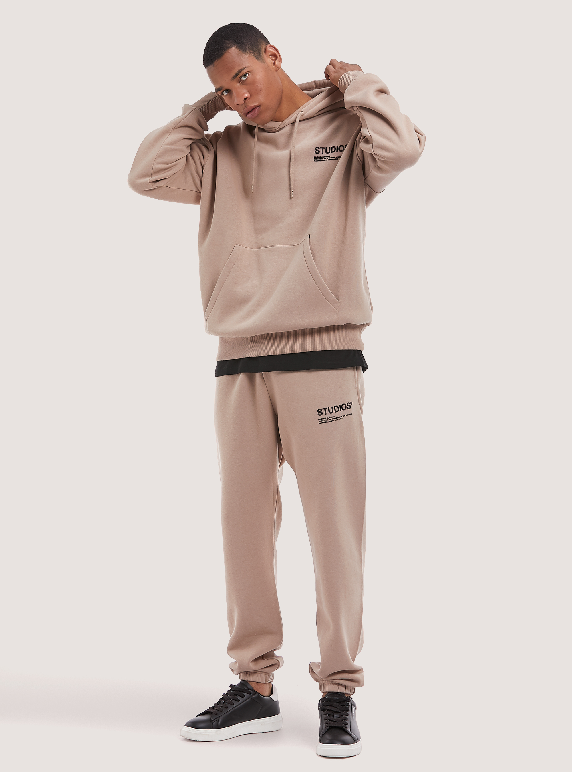 Sudadera con capucha estampada de Studios, CAMELLO