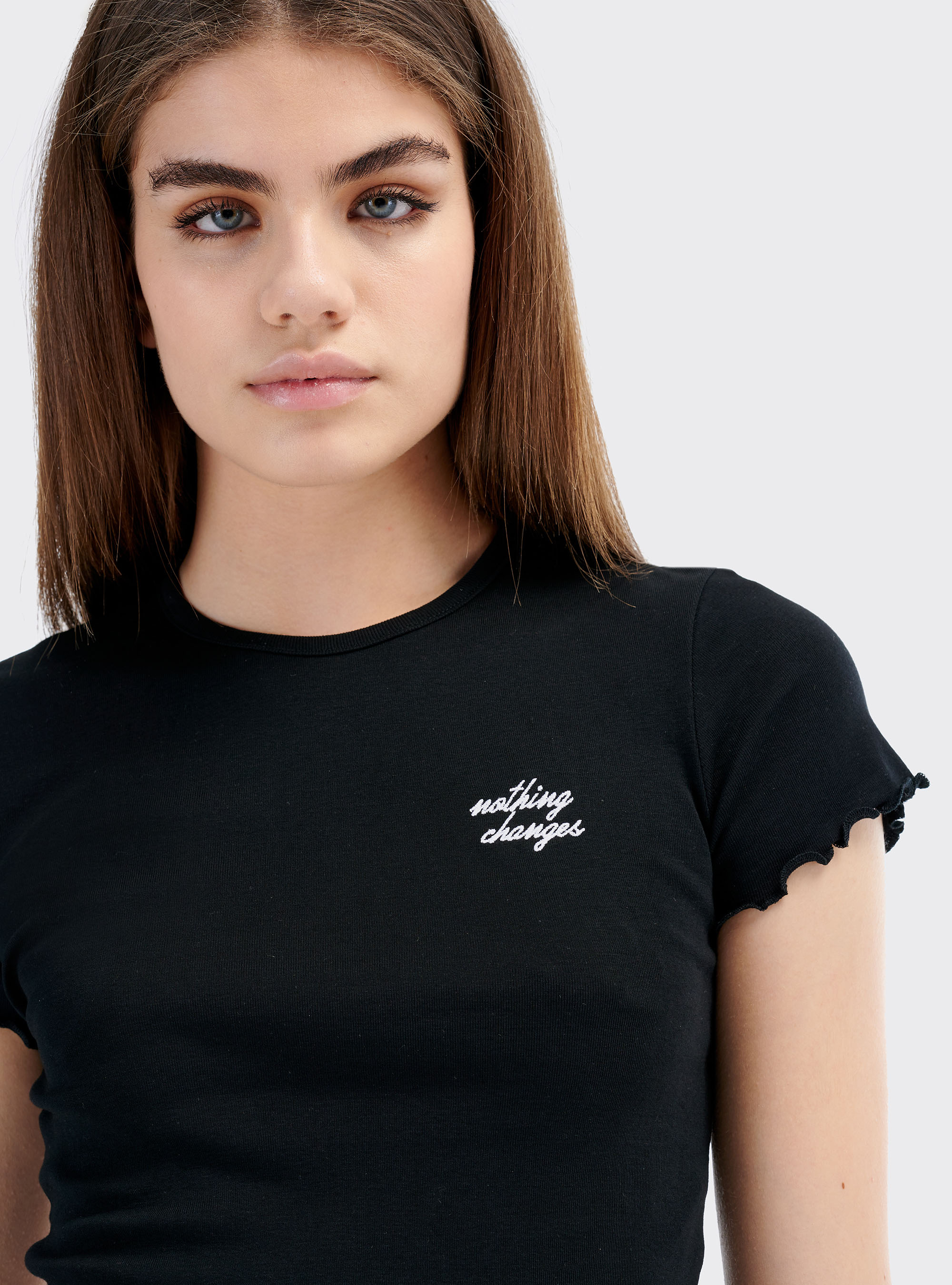 Maglietta cropped con ricamo, NERO
