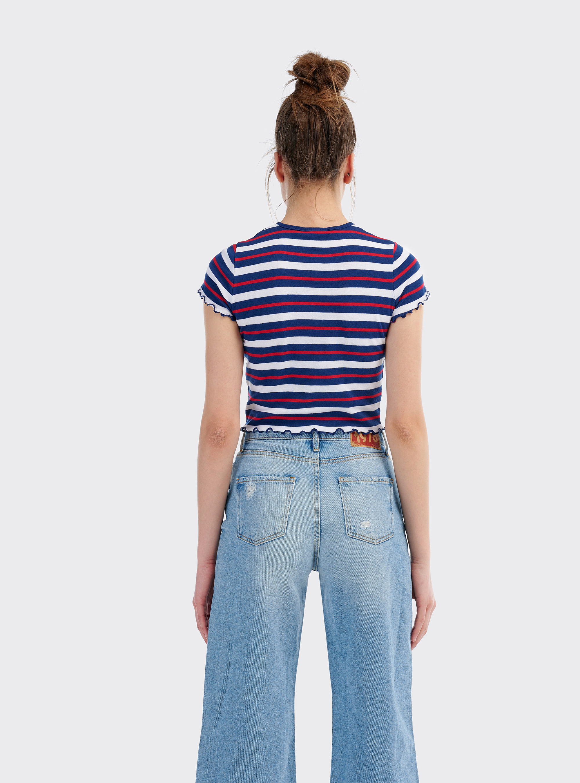 Maglietta a costine cropped a righe con patch ricamato, MULTICOLOR