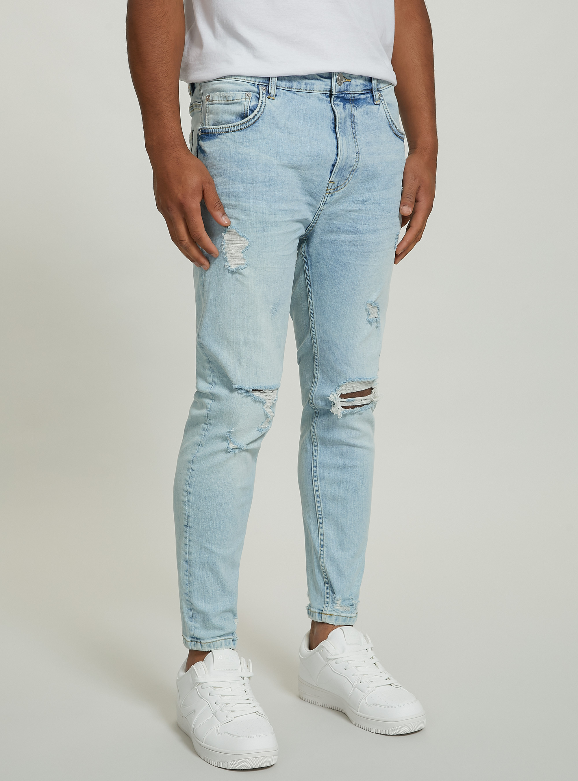 Stretch denim carrot fit jeans with rips