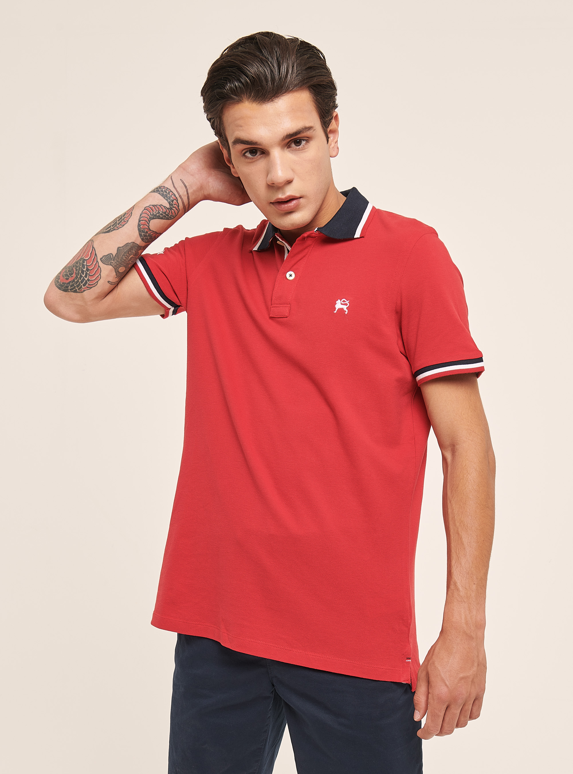 Cotton polo shirt with contrasting details on collar and sleeve, RED